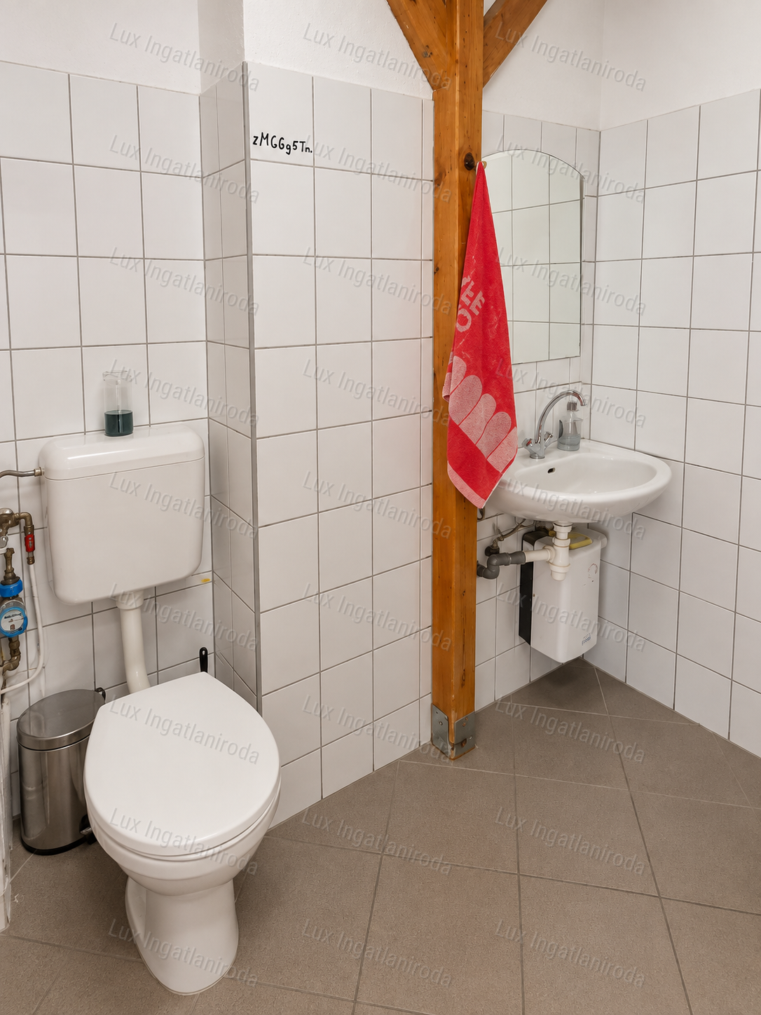 Oroszlány központjában üzlethelyiség