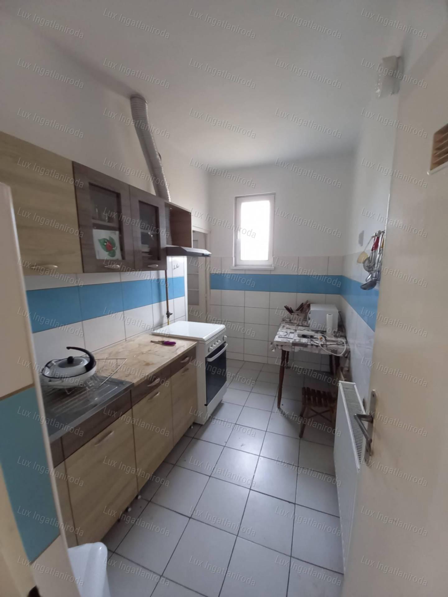 ELADÓ CSALÁDI HÁZ KÖRNYÉN – 1079 m²-ES TELEKKEL, ZSÁKUTCÁBAN!