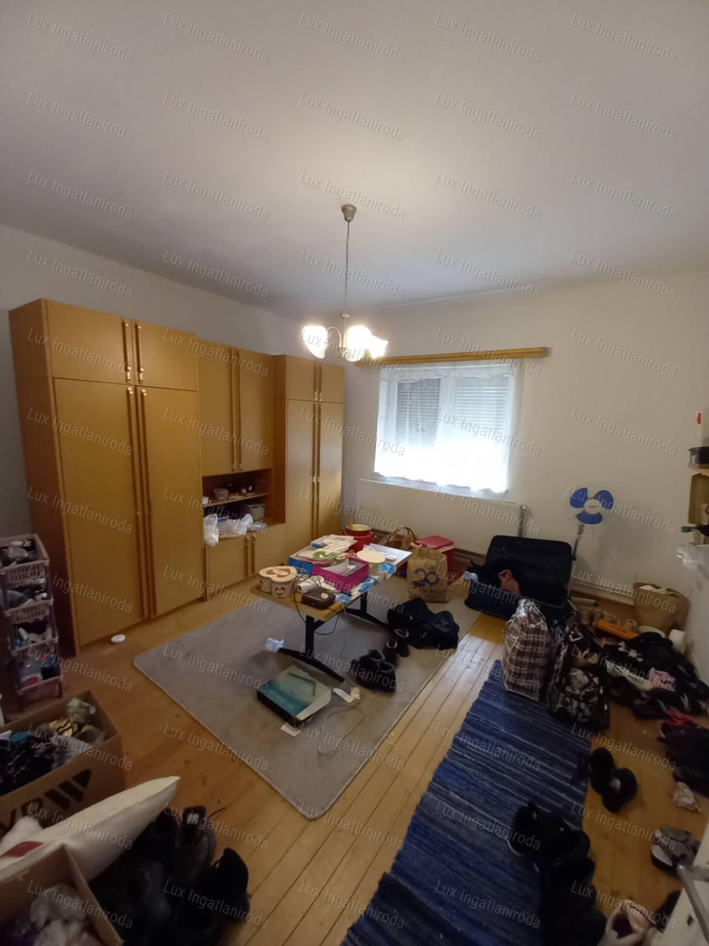 ELADÓ CSALÁDI HÁZ KÖRNYÉN – 1079 m²-ES TELEKKEL, ZSÁKUTCÁBAN!