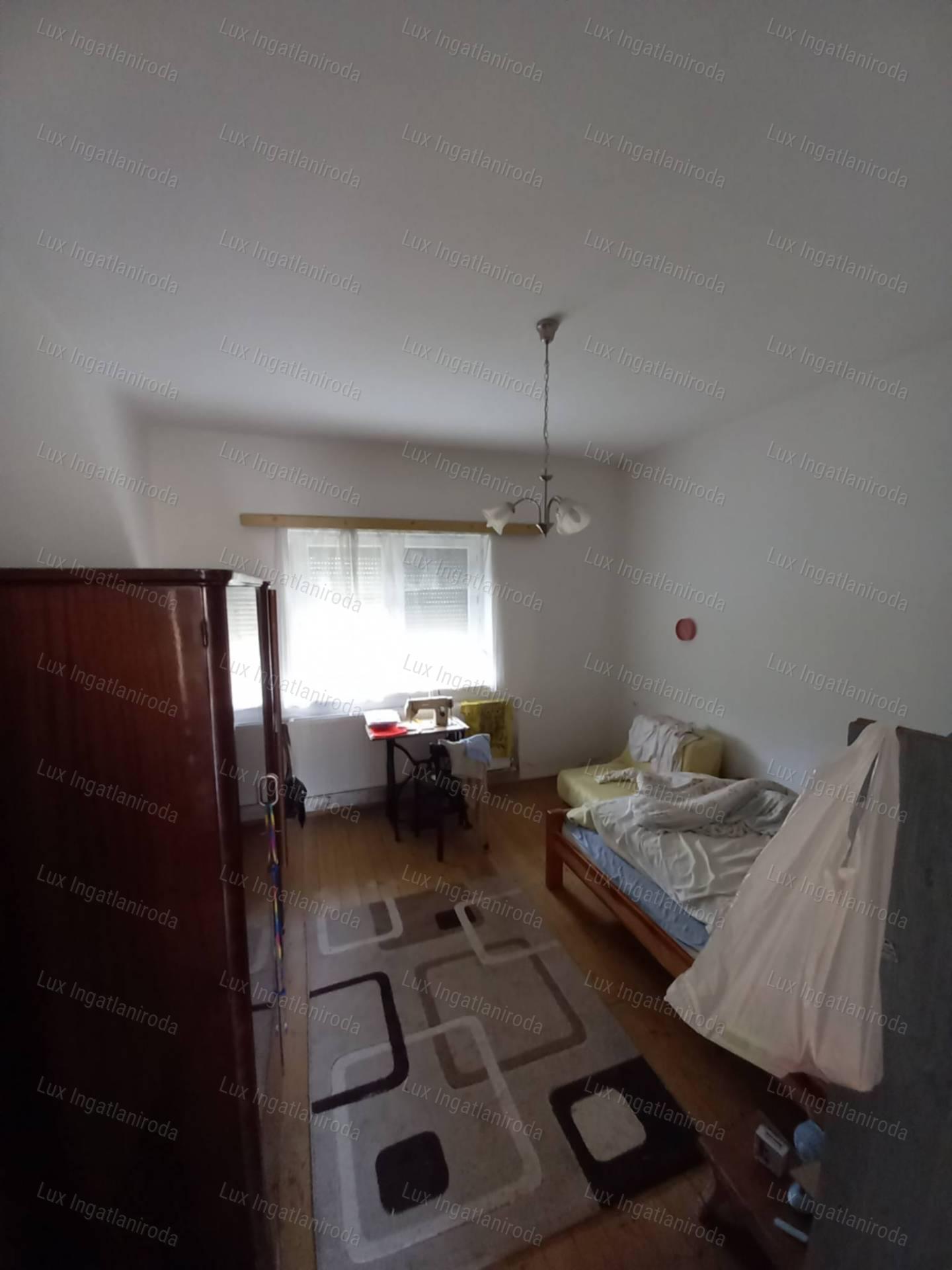 ELADÓ CSALÁDI HÁZ KÖRNYÉN – 1079 m²-ES TELEKKEL, ZSÁKUTCÁBAN!
