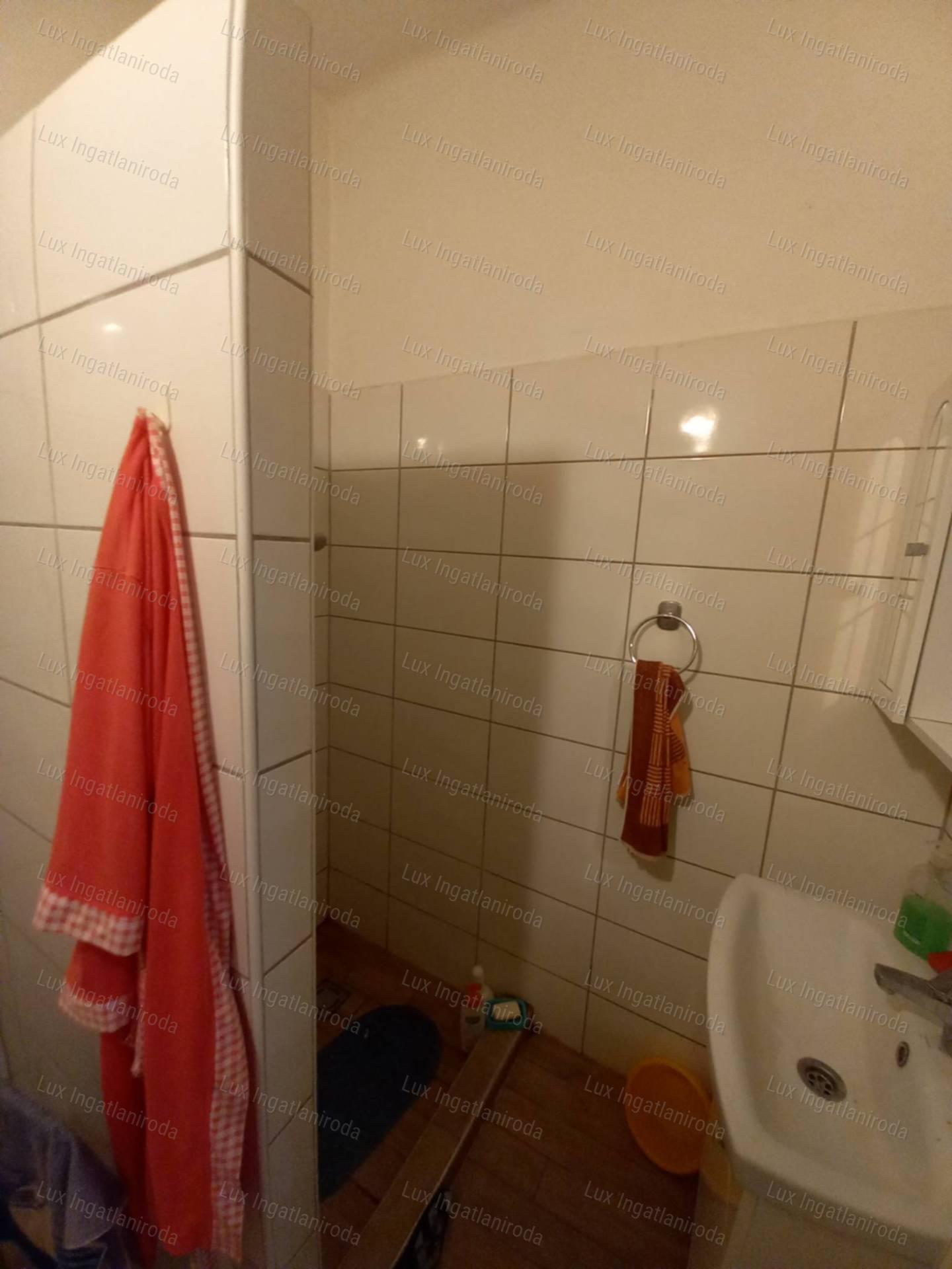 ELADÓ CSALÁDI HÁZ KÖRNYÉN – 1079 m²-ES TELEKKEL, ZSÁKUTCÁBAN!
