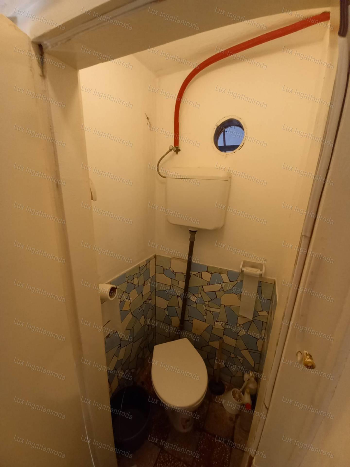 ELADÓ CSALÁDI HÁZ KÖRNYÉN – 1079 m²-ES TELEKKEL, ZSÁKUTCÁBAN!