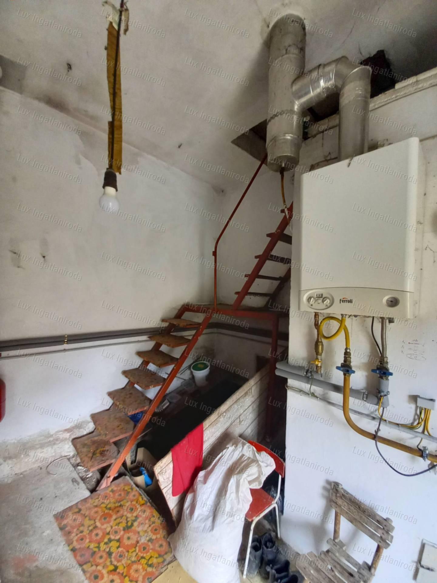 ELADÓ CSALÁDI HÁZ KÖRNYÉN – 1079 m²-ES TELEKKEL, ZSÁKUTCÁBAN!