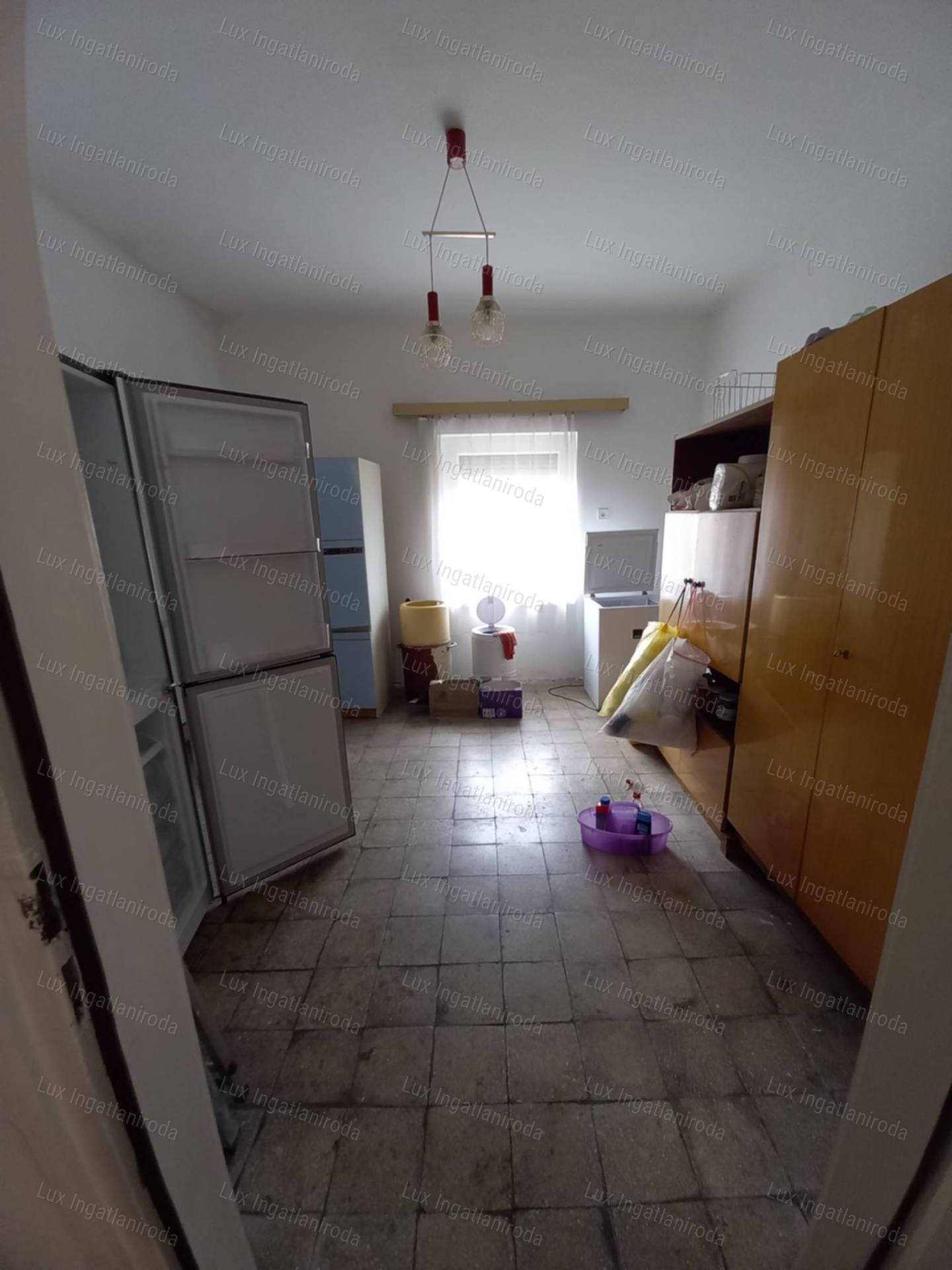 ELADÓ CSALÁDI HÁZ KÖRNYÉN – 1079 m²-ES TELEKKEL, ZSÁKUTCÁBAN!