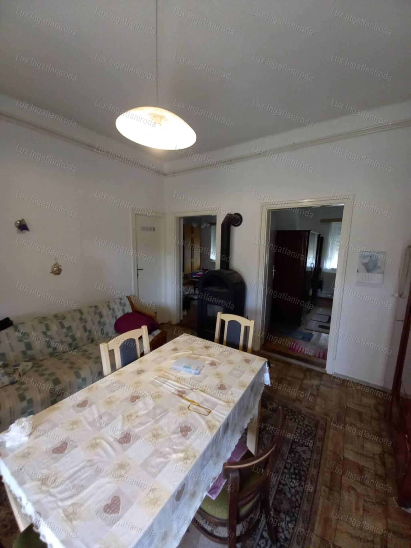 ELADÓ CSALÁDI HÁZ KÖRNYÉN – 1079 m²-ES TELEKKEL, ZSÁKUTCÁBAN!