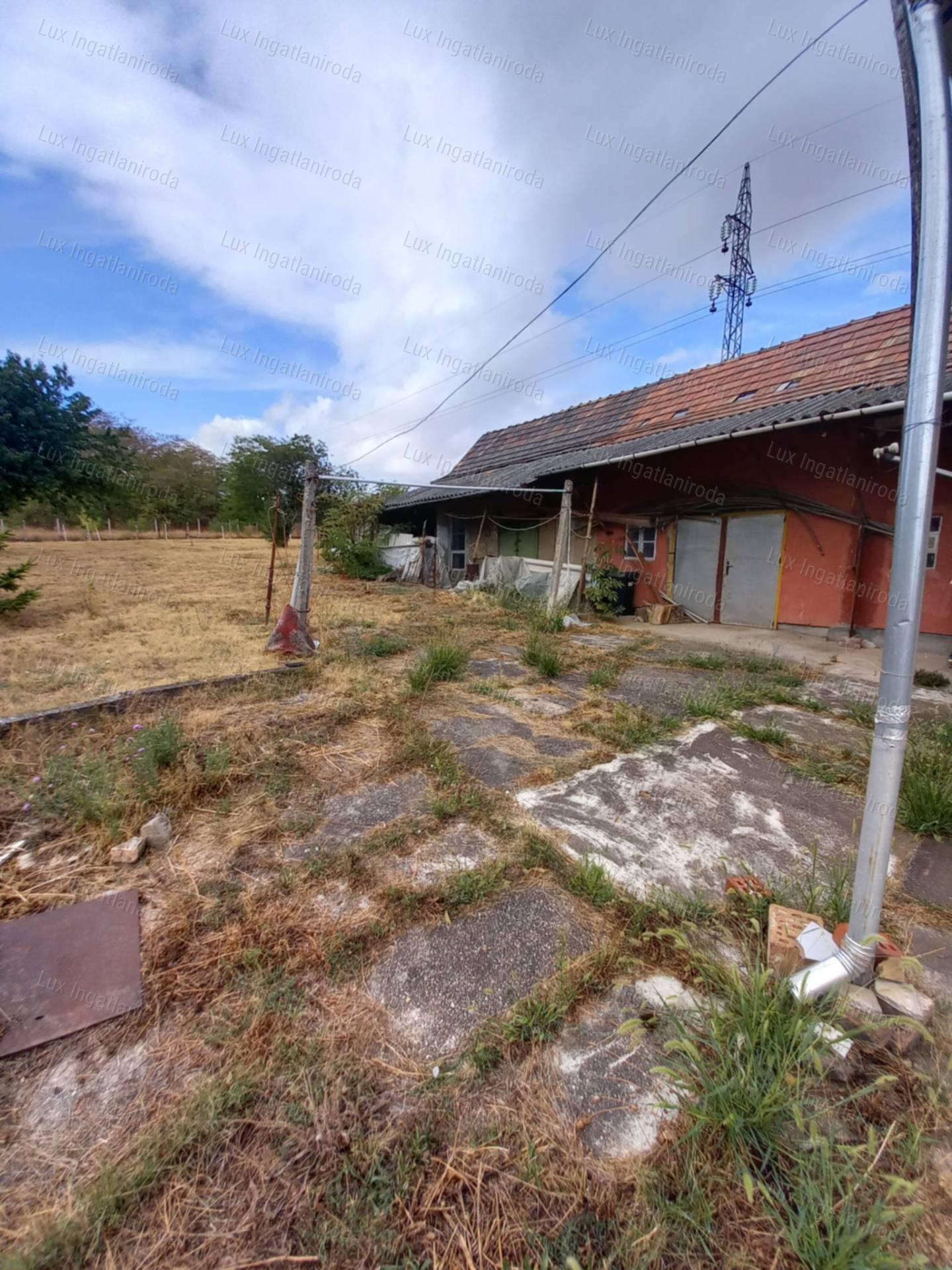 ELADÓ CSALÁDI HÁZ KÖRNYÉN – 1079 m²-ES TELEKKEL, ZSÁKUTCÁBAN!