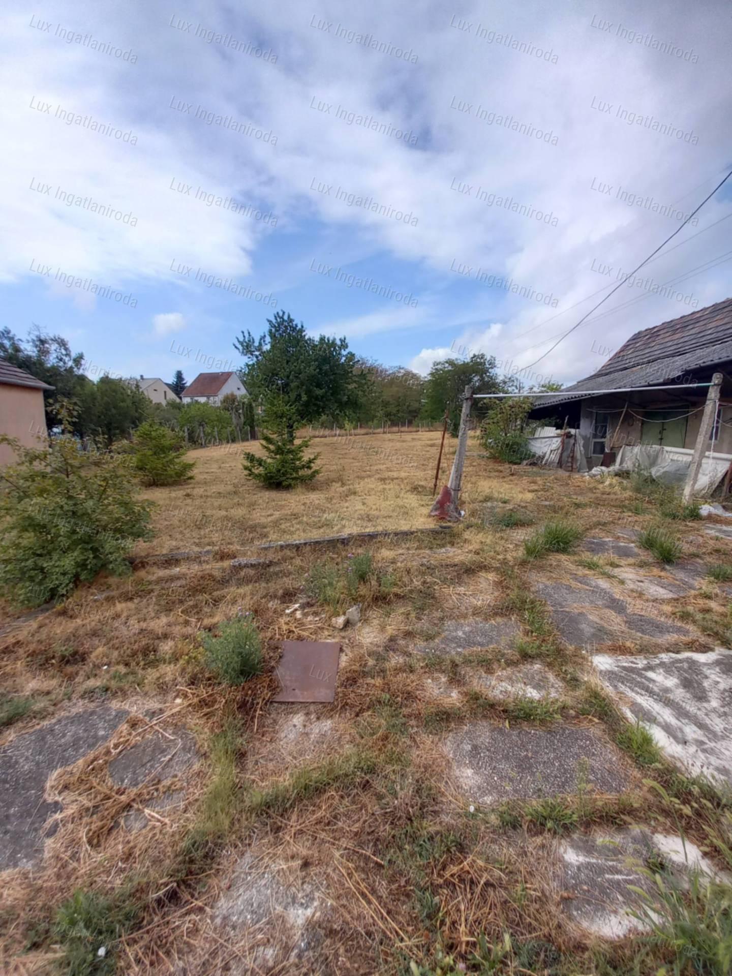 ELADÓ CSALÁDI HÁZ KÖRNYÉN – 1079 m²-ES TELEKKEL, ZSÁKUTCÁBAN!
