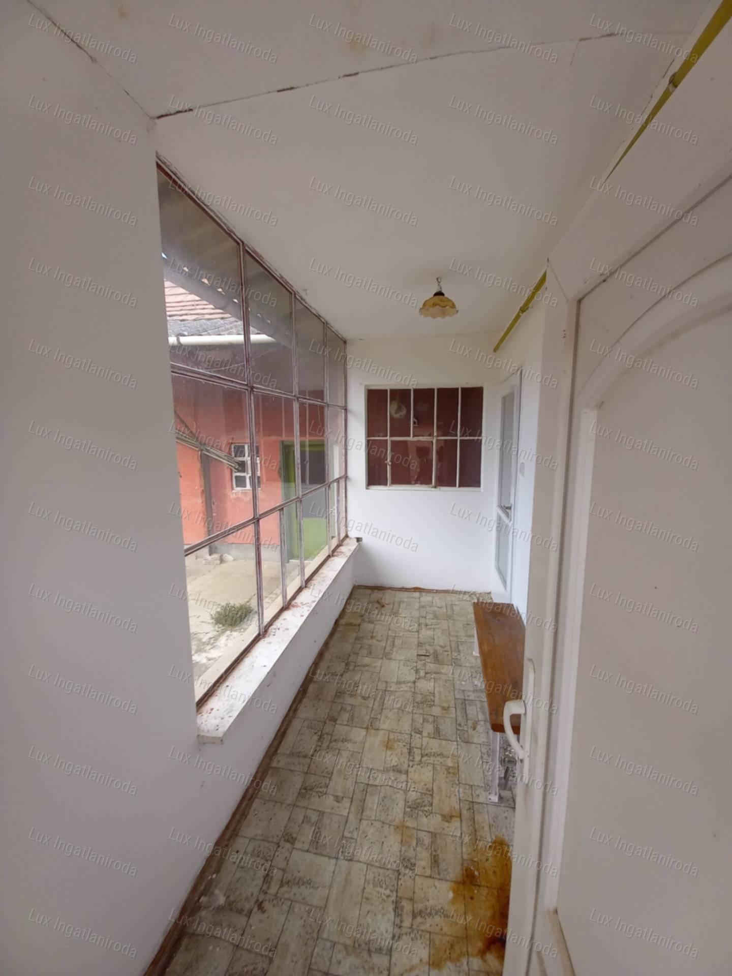 ELADÓ CSALÁDI HÁZ KÖRNYÉN – 1079 m²-ES TELEKKEL, ZSÁKUTCÁBAN!