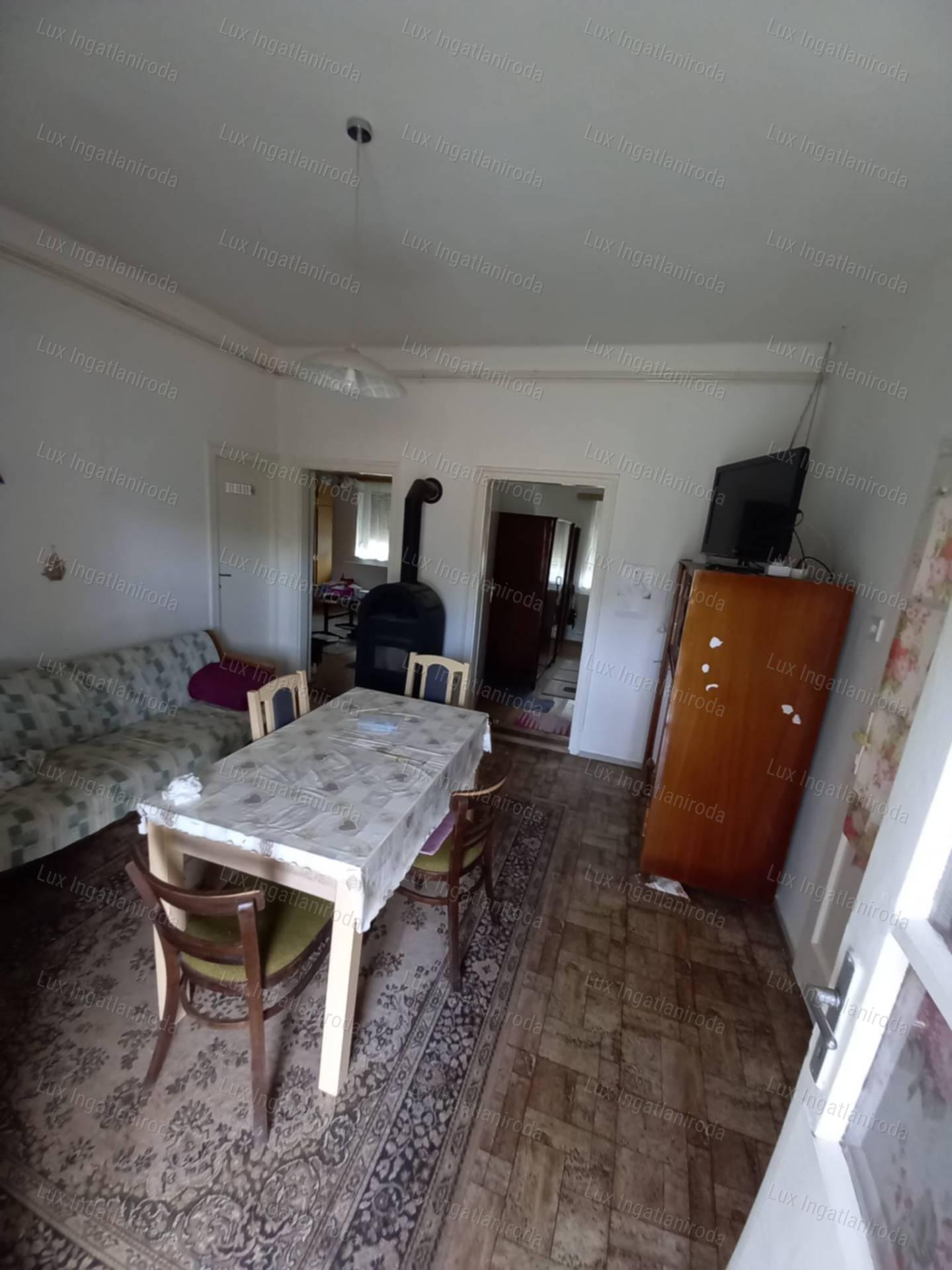 ELADÓ CSALÁDI HÁZ KÖRNYÉN – 1079 m²-ES TELEKKEL, ZSÁKUTCÁBAN!