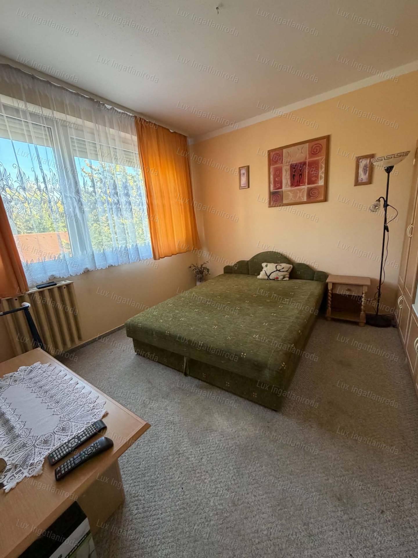 Oroszlányon eladó lakás garázzsal!
