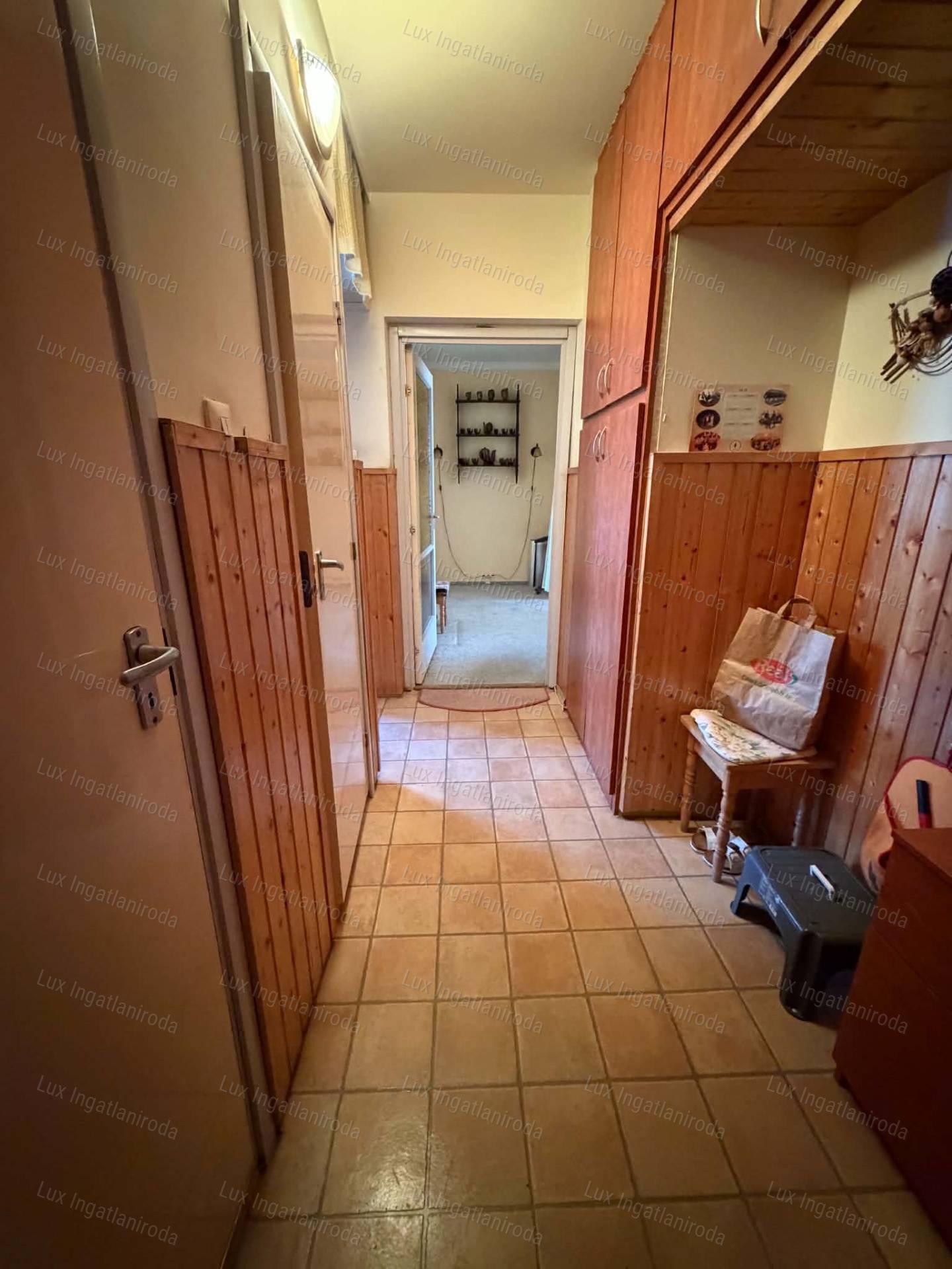 Oroszlányon eladó lakás garázzsal!