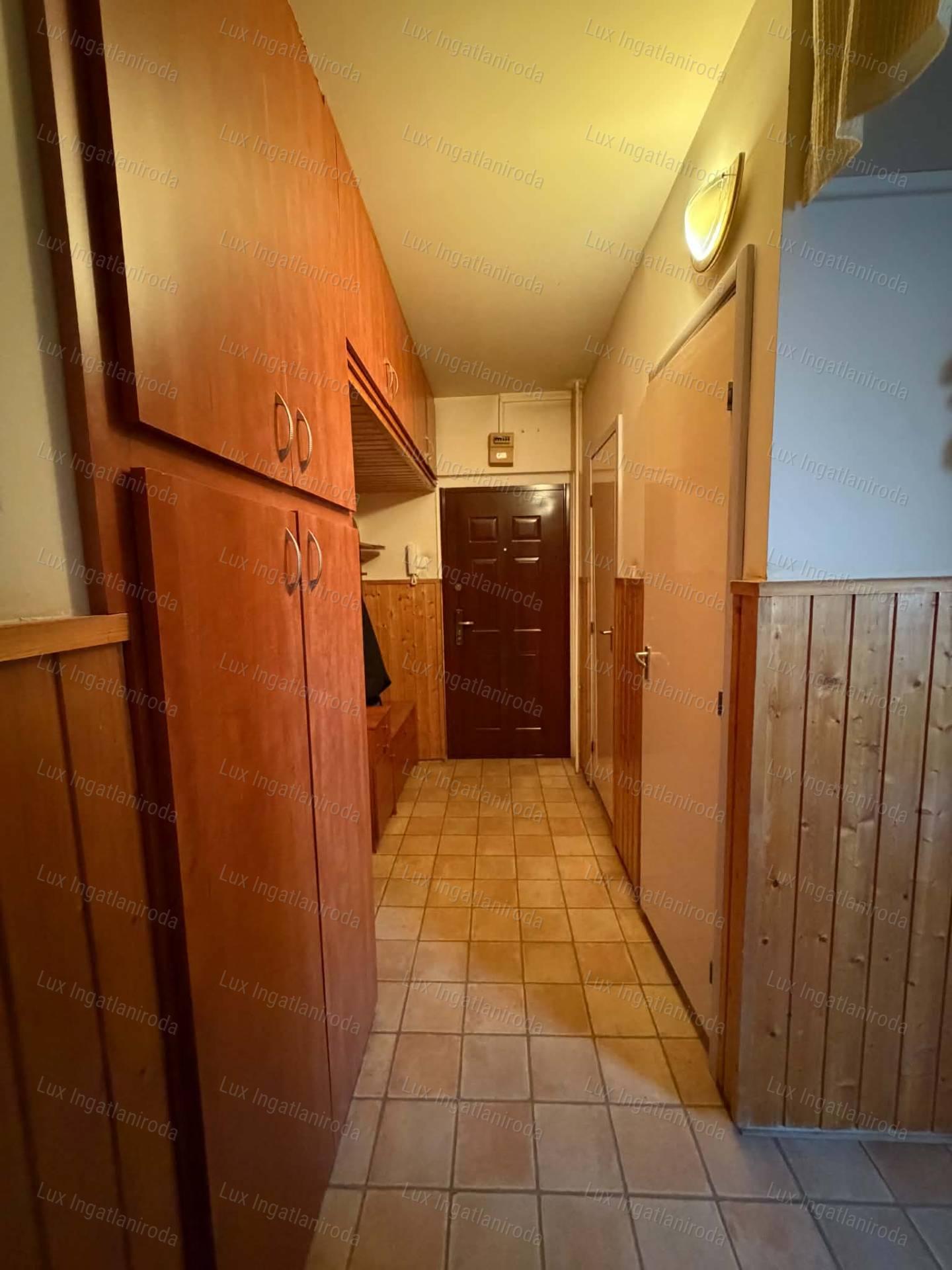 Oroszlányon eladó lakás garázzsal!