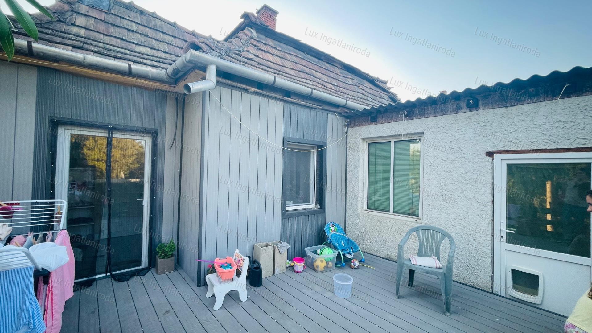 ELADÓ CSALÁDI HÁZ ÁCSON – FELÚJÍTOTT, 3 SZOBA, TERASZ, KEDVEZŐ REZSI!