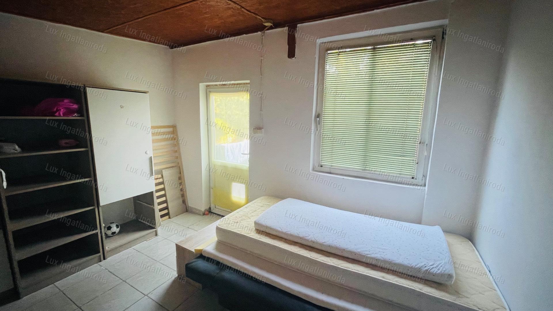 ELADÓ CSALÁDI HÁZ ÁCSON – FELÚJÍTOTT, 3 SZOBA, TERASZ, KEDVEZŐ REZSI!