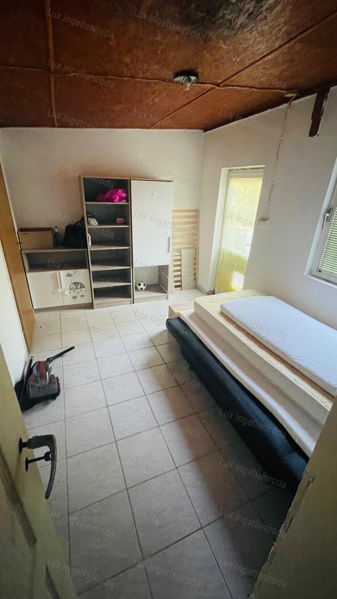 ELADÓ CSALÁDI HÁZ ÁCSON – FELÚJÍTOTT, 3 SZOBA, TERASZ, KEDVEZŐ REZSI!