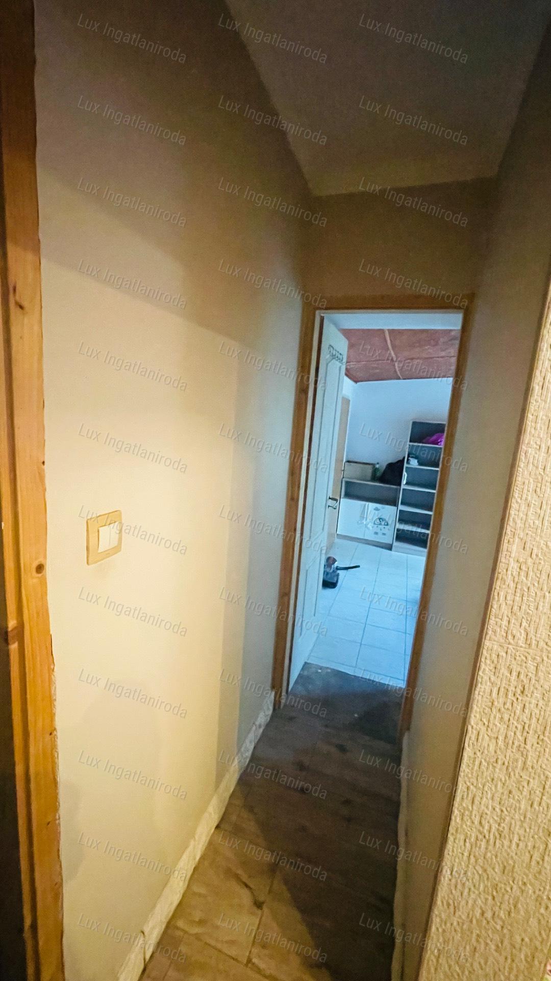 ELADÓ CSALÁDI HÁZ ÁCSON – FELÚJÍTOTT, 3 SZOBA, TERASZ, KEDVEZŐ REZSI!