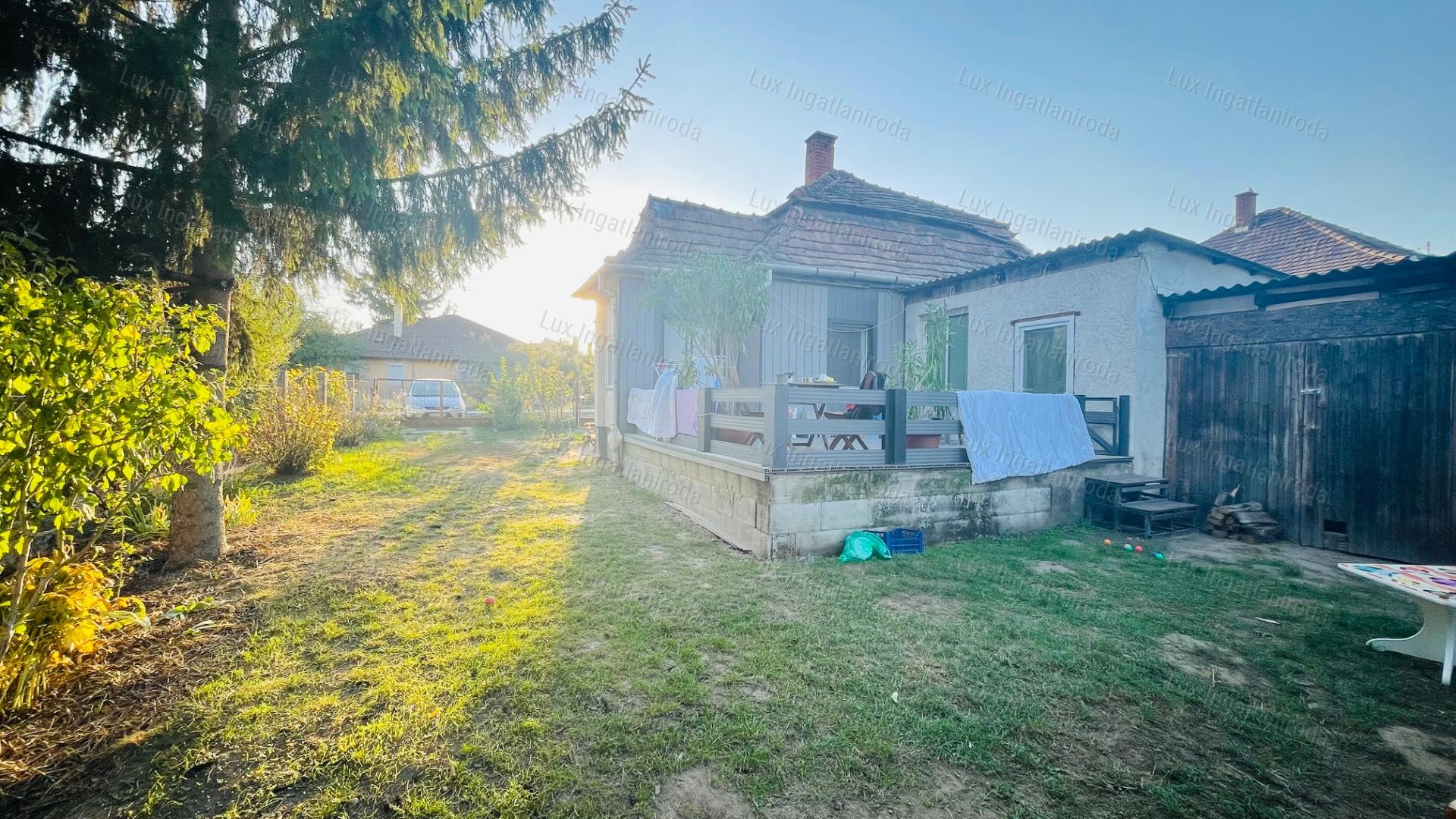 ELADÓ CSALÁDI HÁZ ÁCSON – FELÚJÍTOTT, 3 SZOBA, TERASZ, KEDVEZŐ REZSI!
