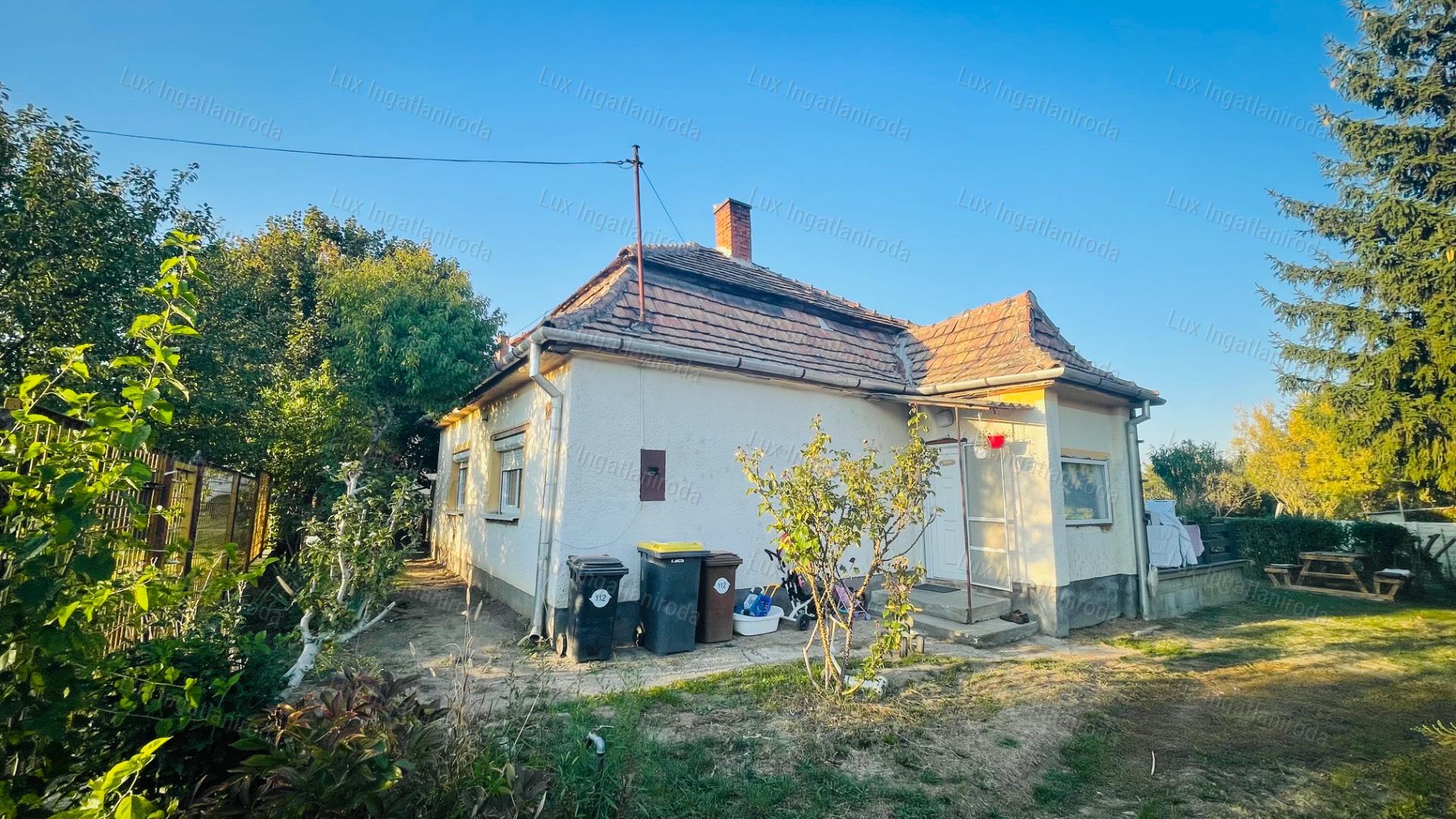 ELADÓ CSALÁDI HÁZ ÁCSON – FELÚJÍTOTT, 3 SZOBA, TERASZ, KEDVEZŐ REZSI!