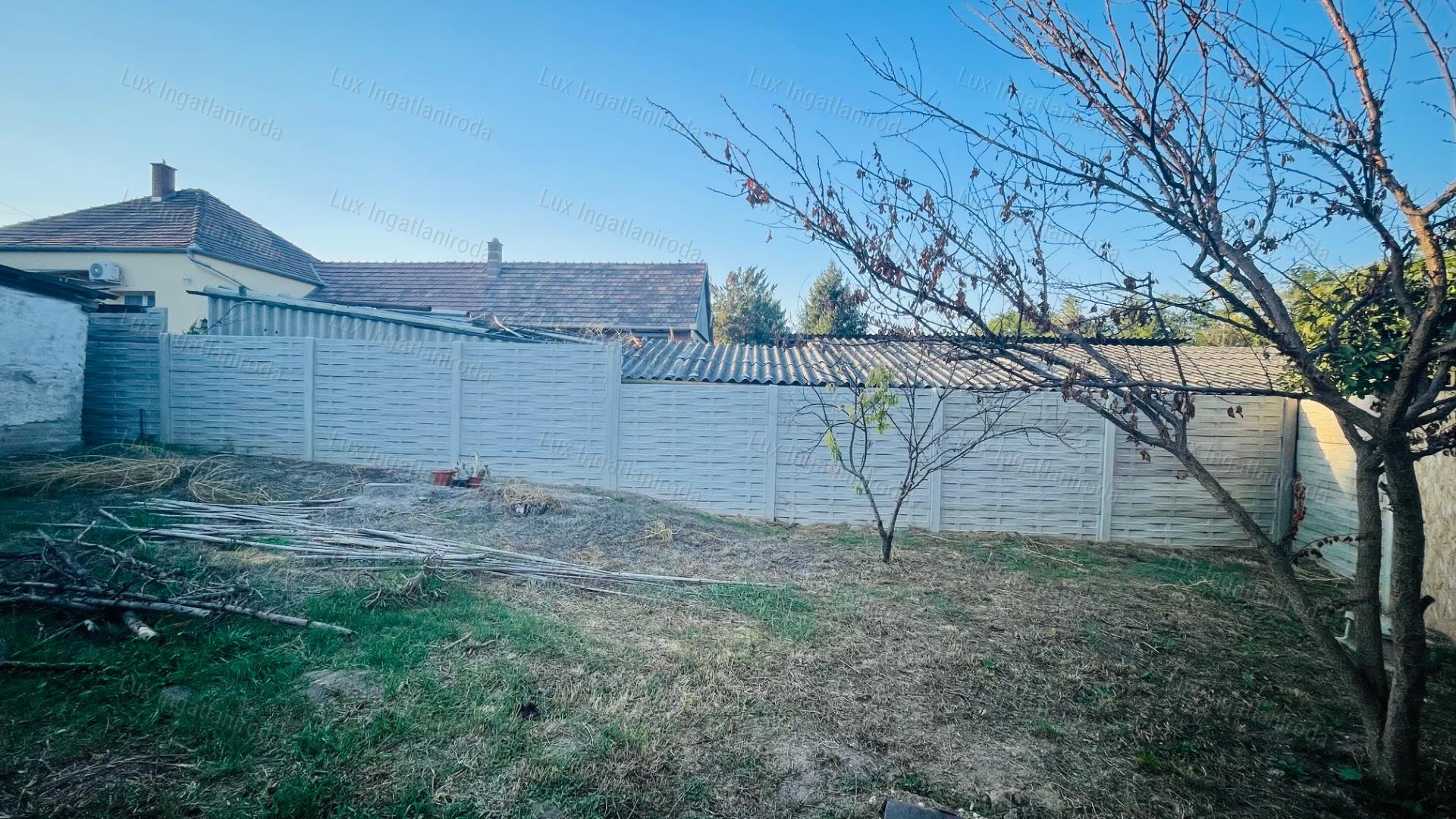 ELADÓ CSALÁDI HÁZ ÁCSON – FELÚJÍTOTT, 3 SZOBA, TERASZ, KEDVEZŐ REZSI!