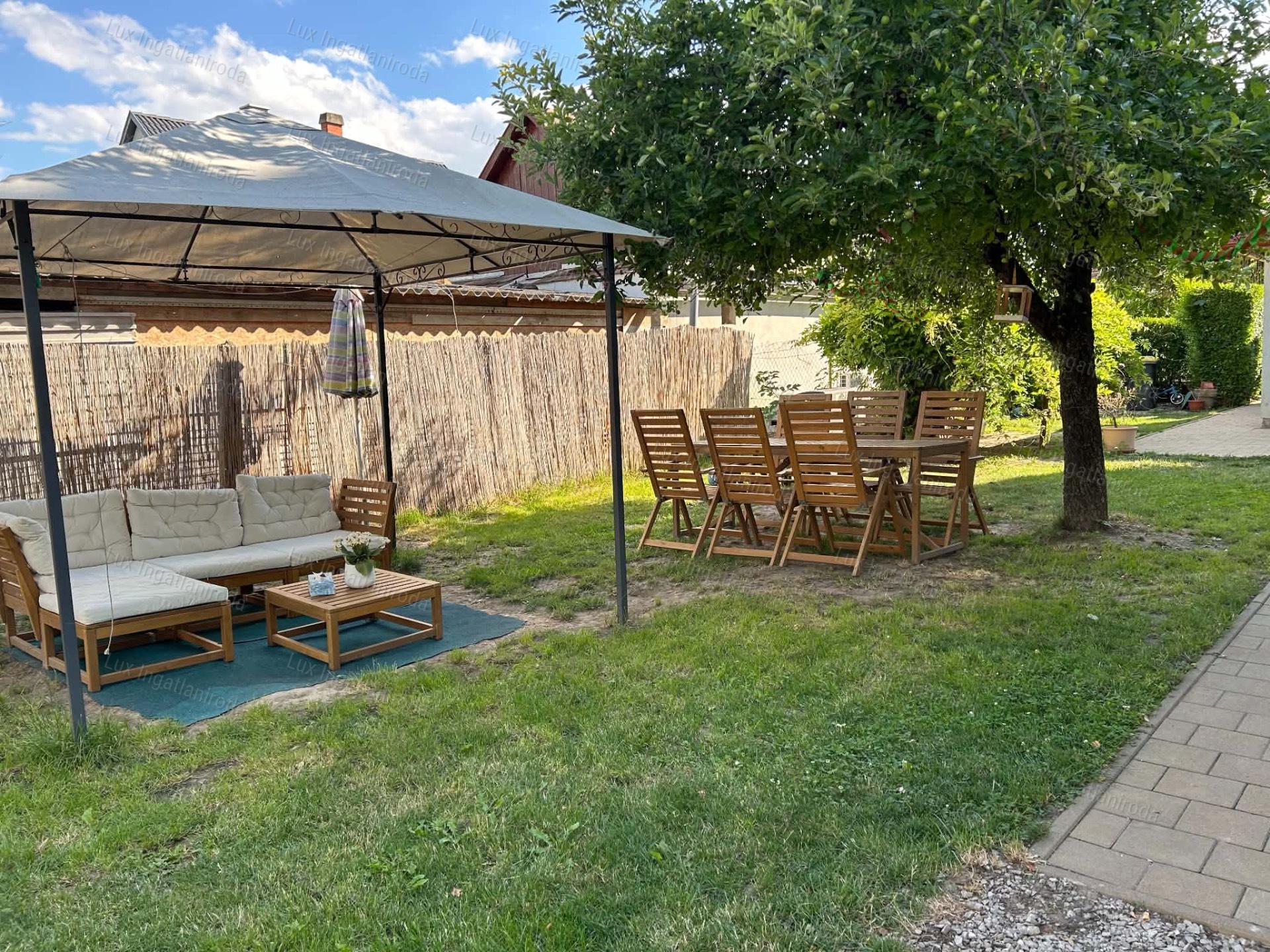 Eladó családi ház Ácson: saroktelek, új tető és dupla garázs vár!