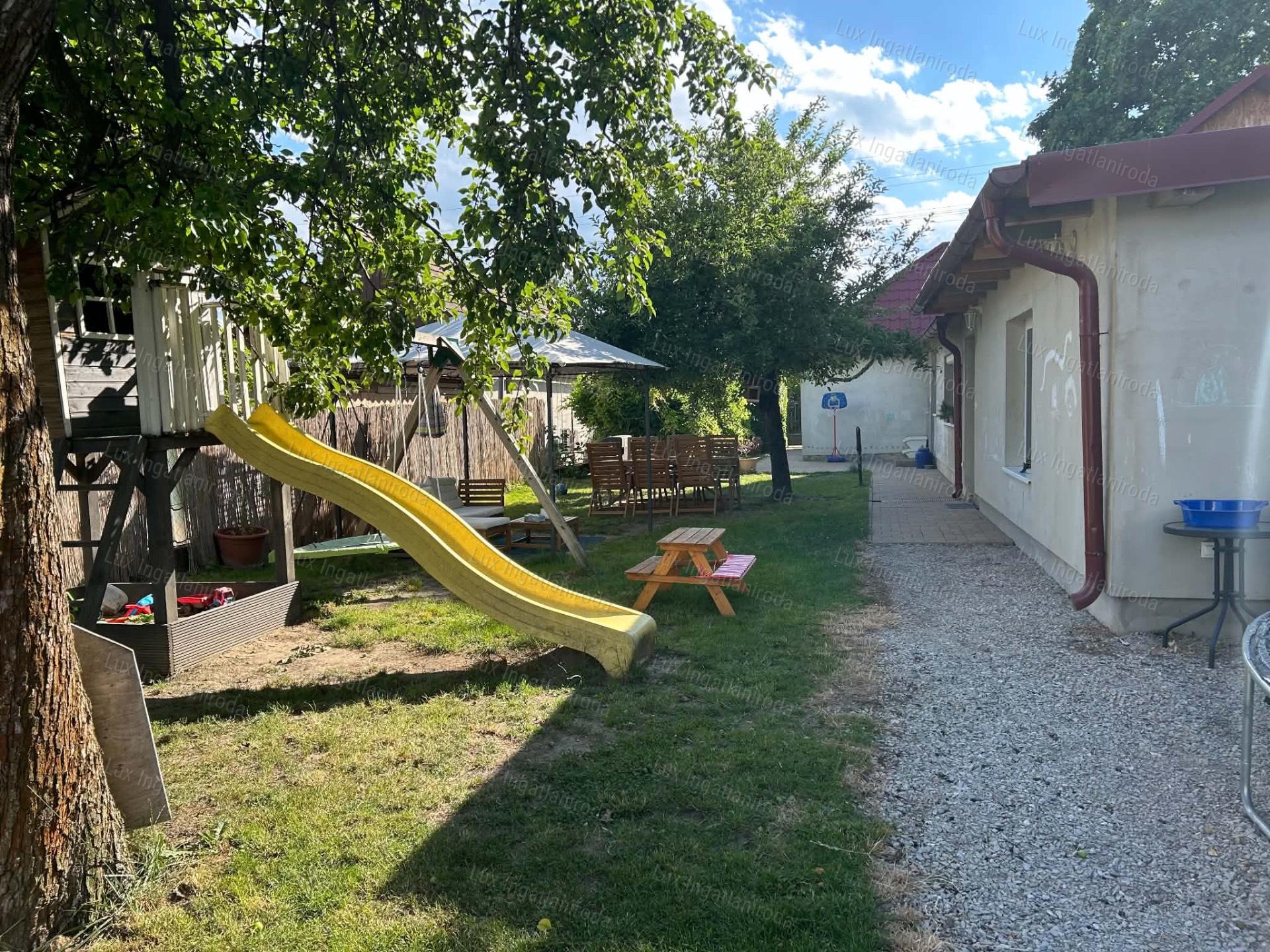 Eladó családi ház Ácson: saroktelek, új tető és dupla garázs vár!