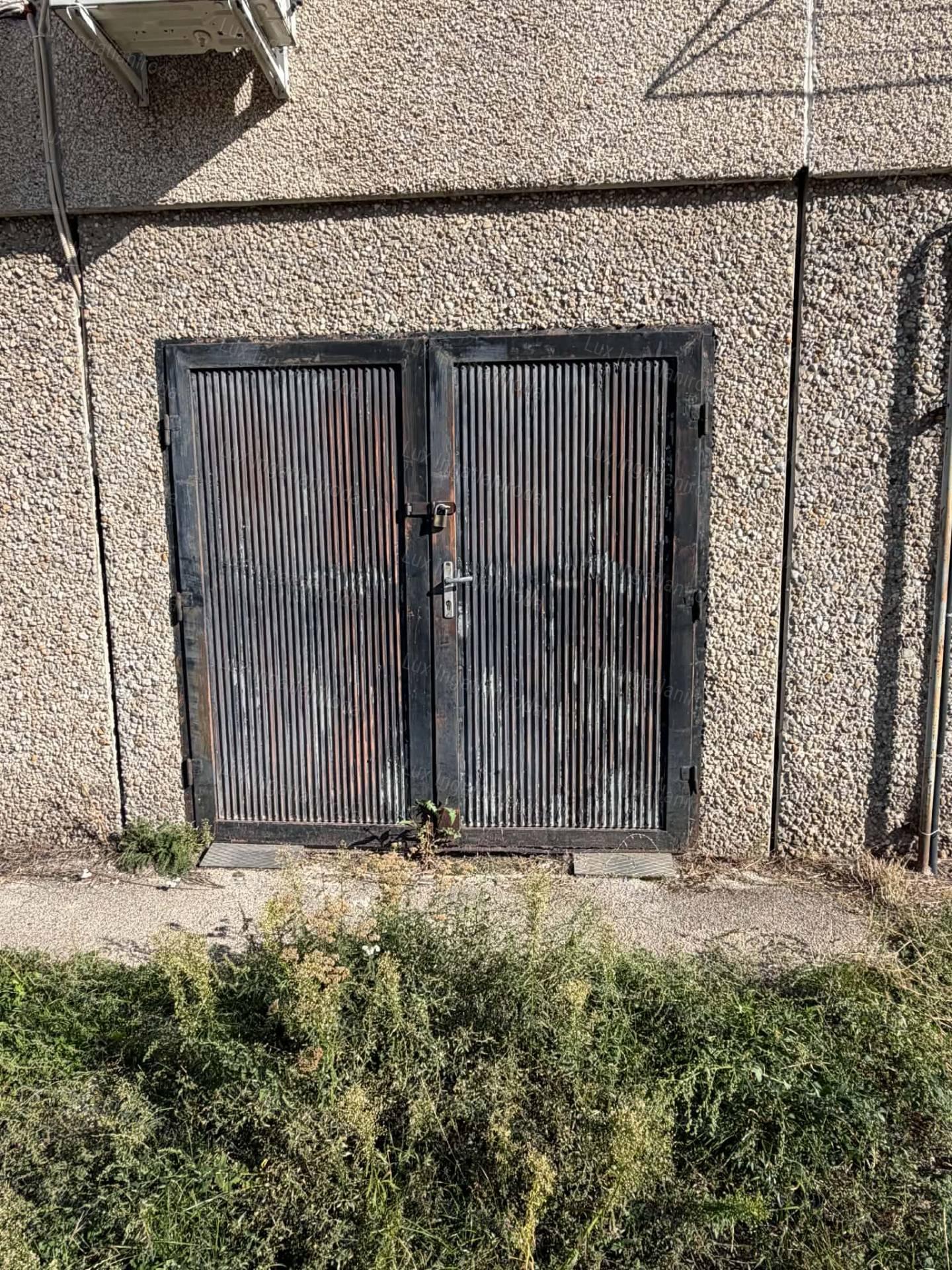 Eladó garázs Oroszlányon közvetlenül társasház alatt