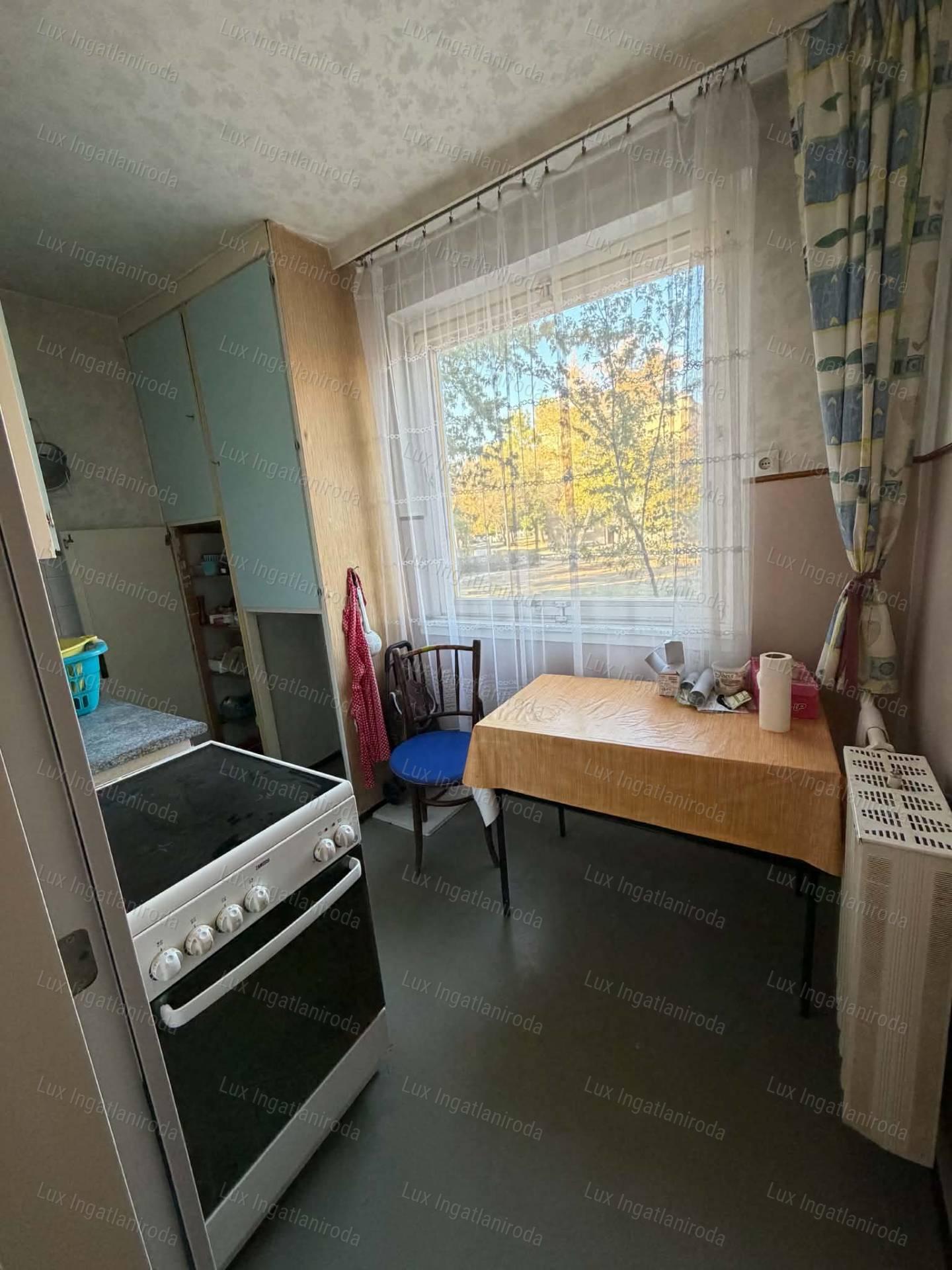 Oroszlányban földszinti, 2 szoba-hallos lakás eladó