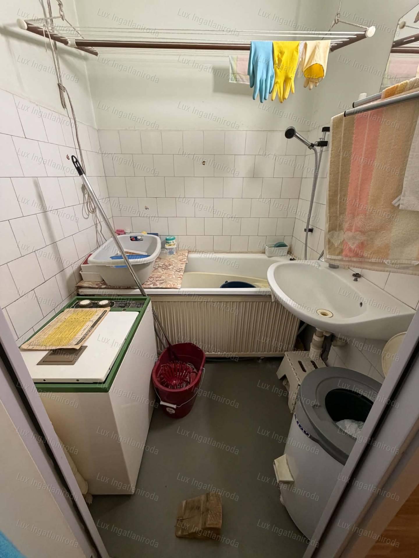 Oroszlányban földszinti, 2 szoba-hallos lakás eladó