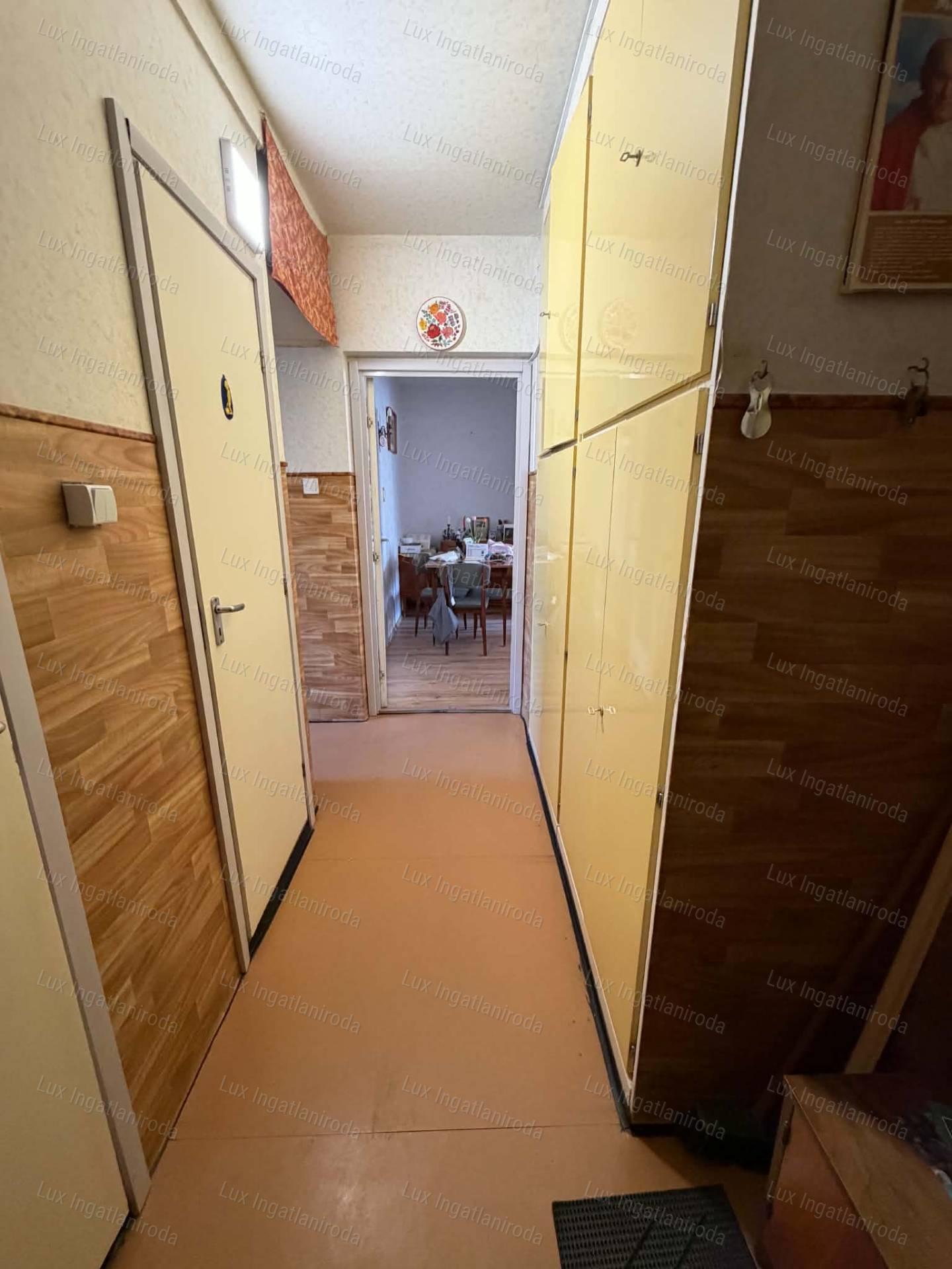 Oroszlányban földszinti, 2 szoba-hallos lakás eladó