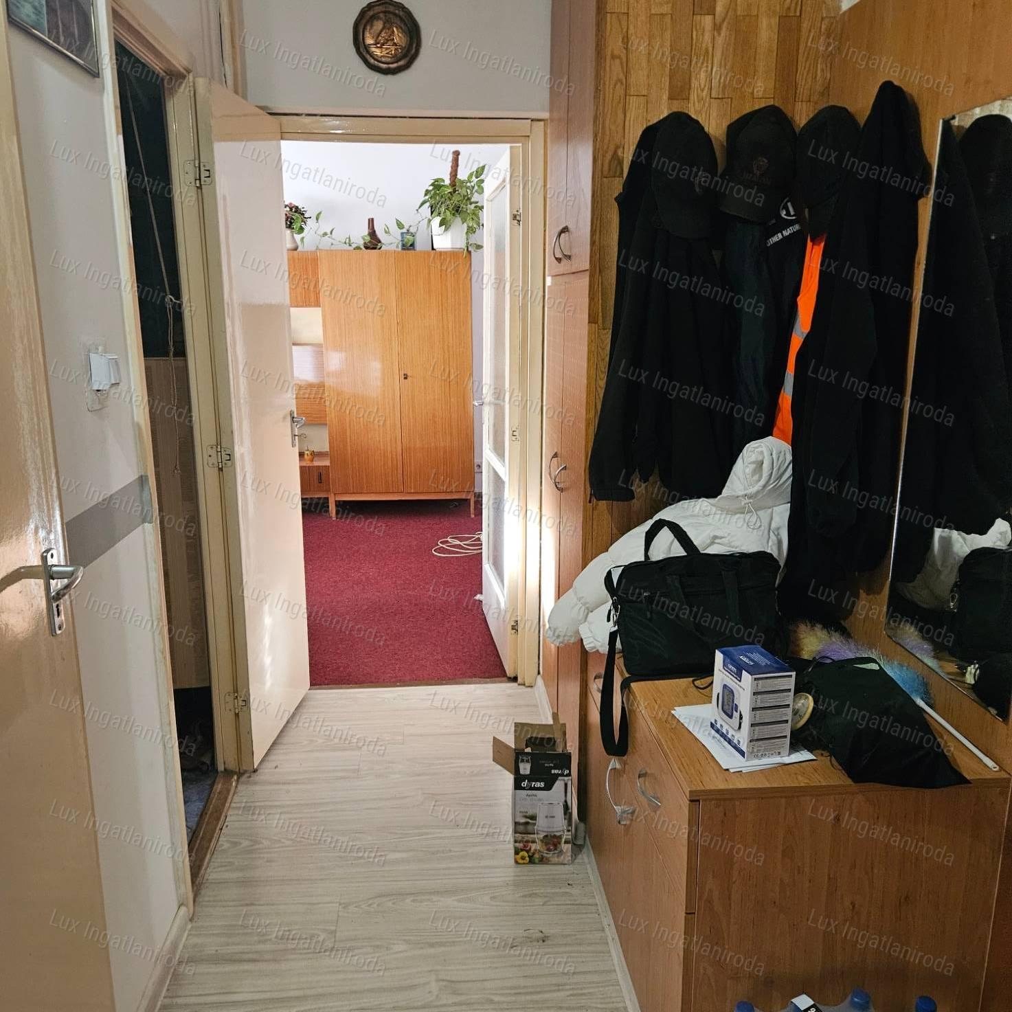 Eladó bútorozott, 2 szobás lakás Oroszlányon!