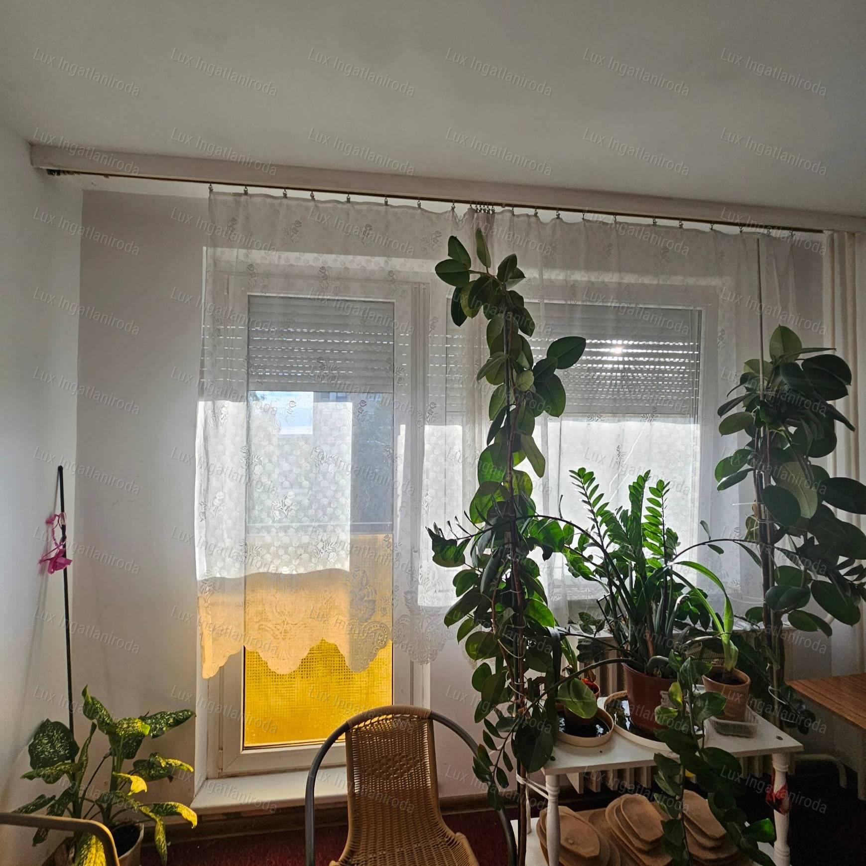 Eladó bútorozott, 2 szobás lakás Oroszlányon!