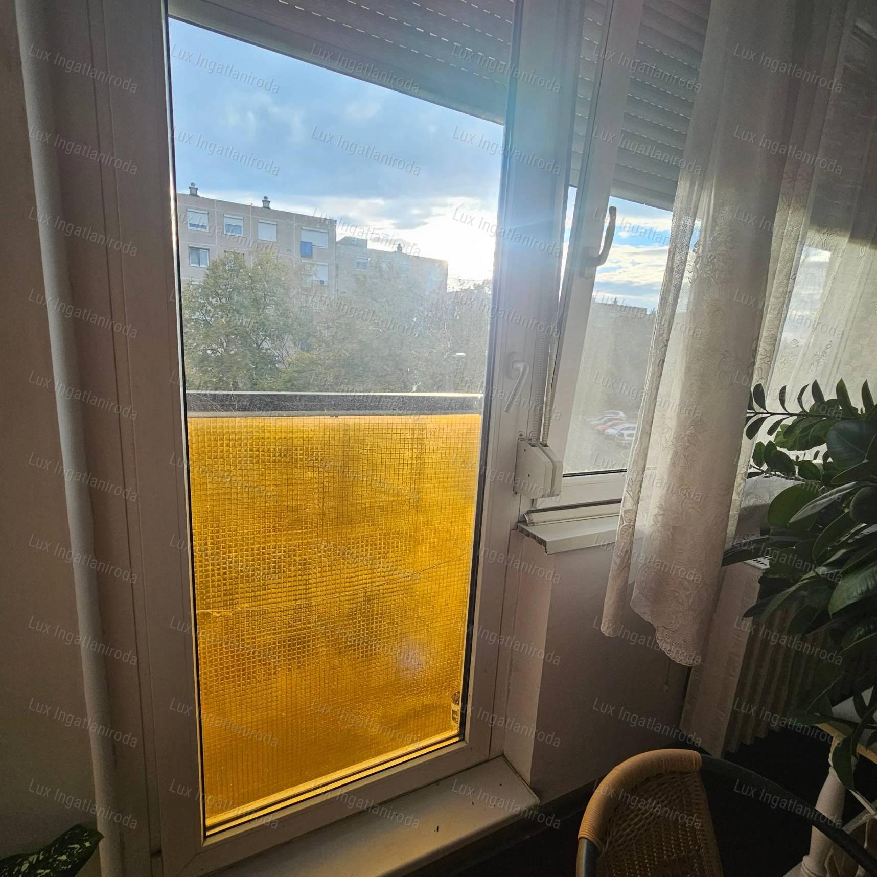 Eladó bútorozott, 2 szobás lakás Oroszlányon!