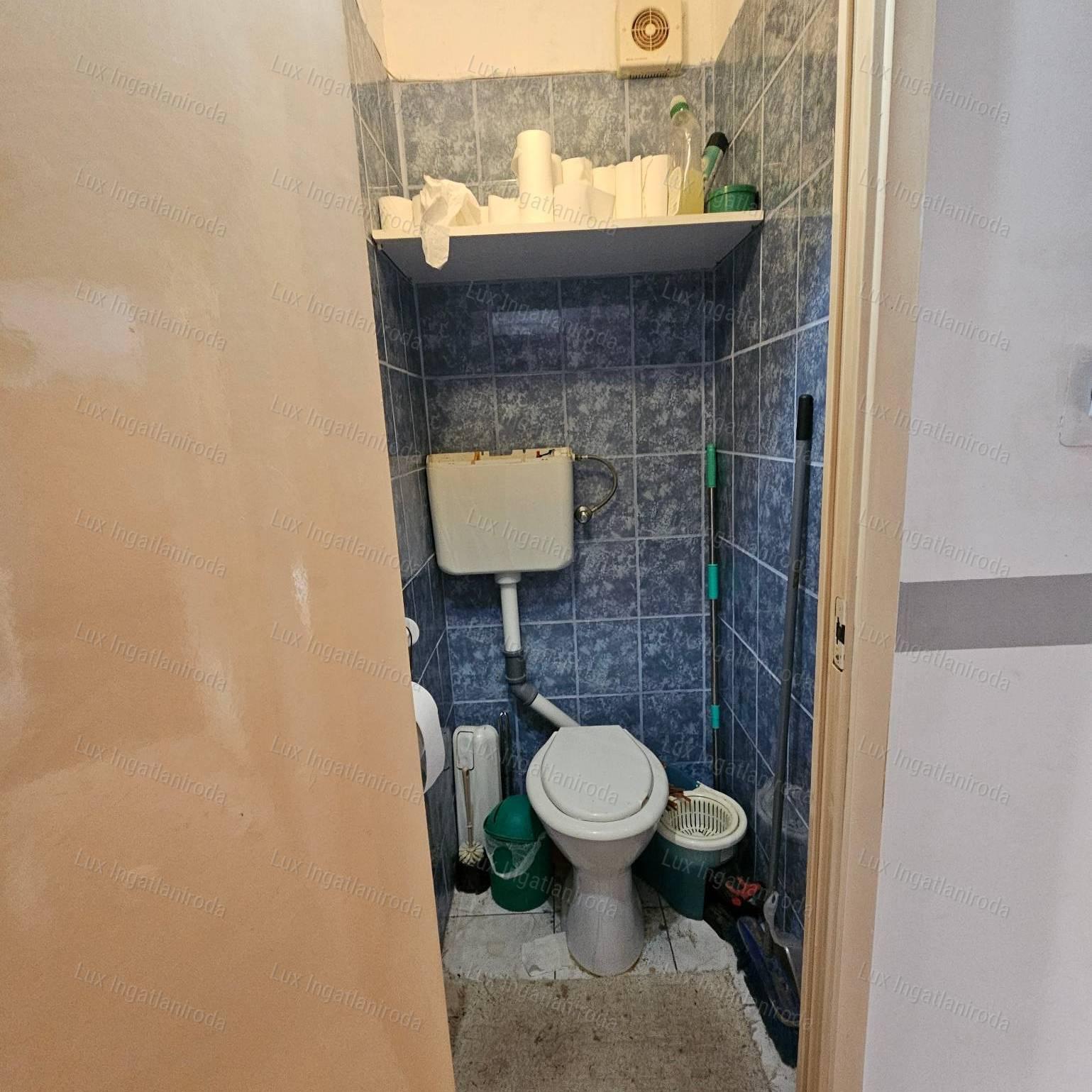 Eladó bútorozott, 2 szobás lakás Oroszlányon!
