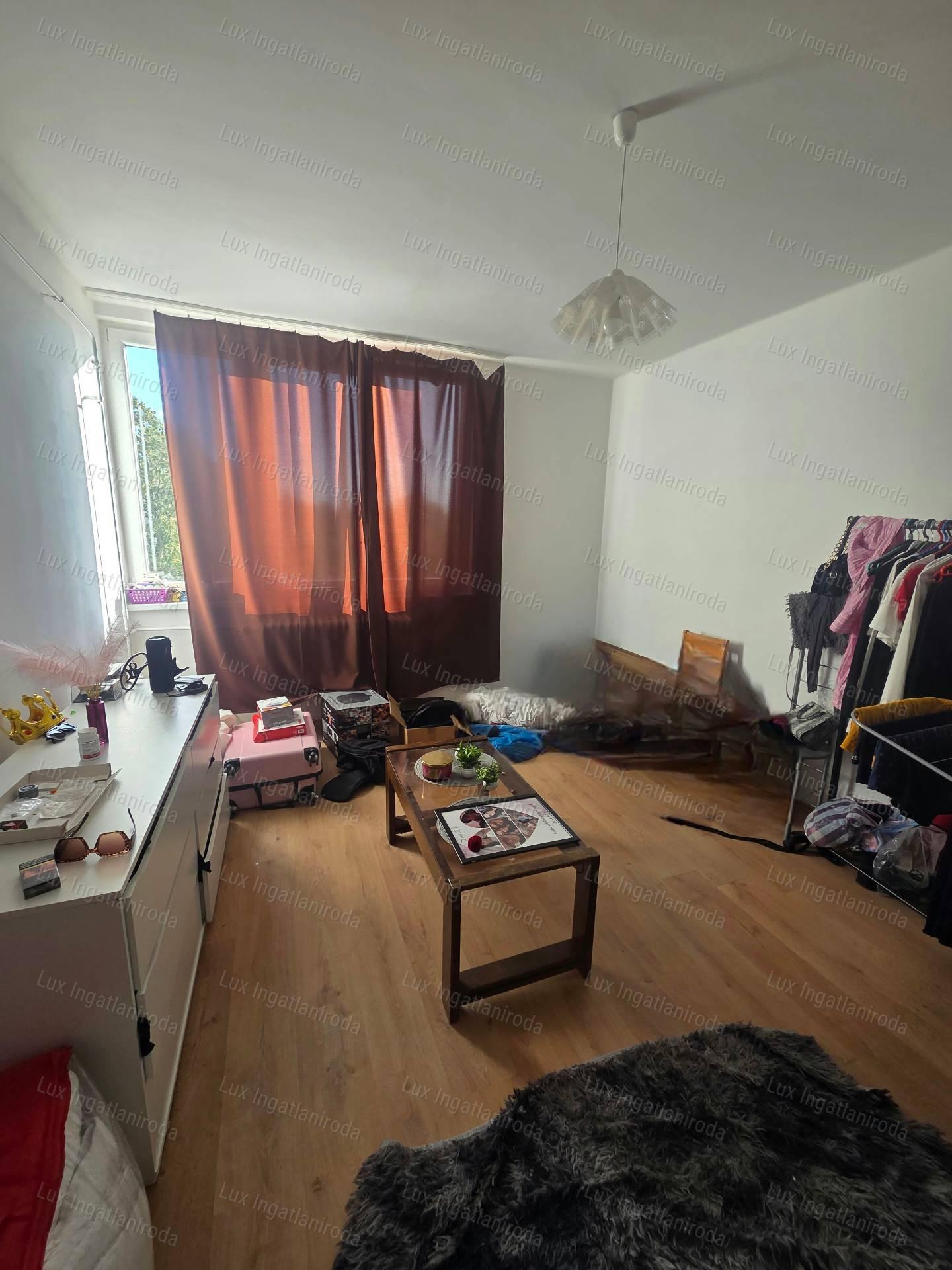 ELADÓ FELÚJÍTOTT LAKÁS OROSZLÁNY KÖZPONTJÁBAN!