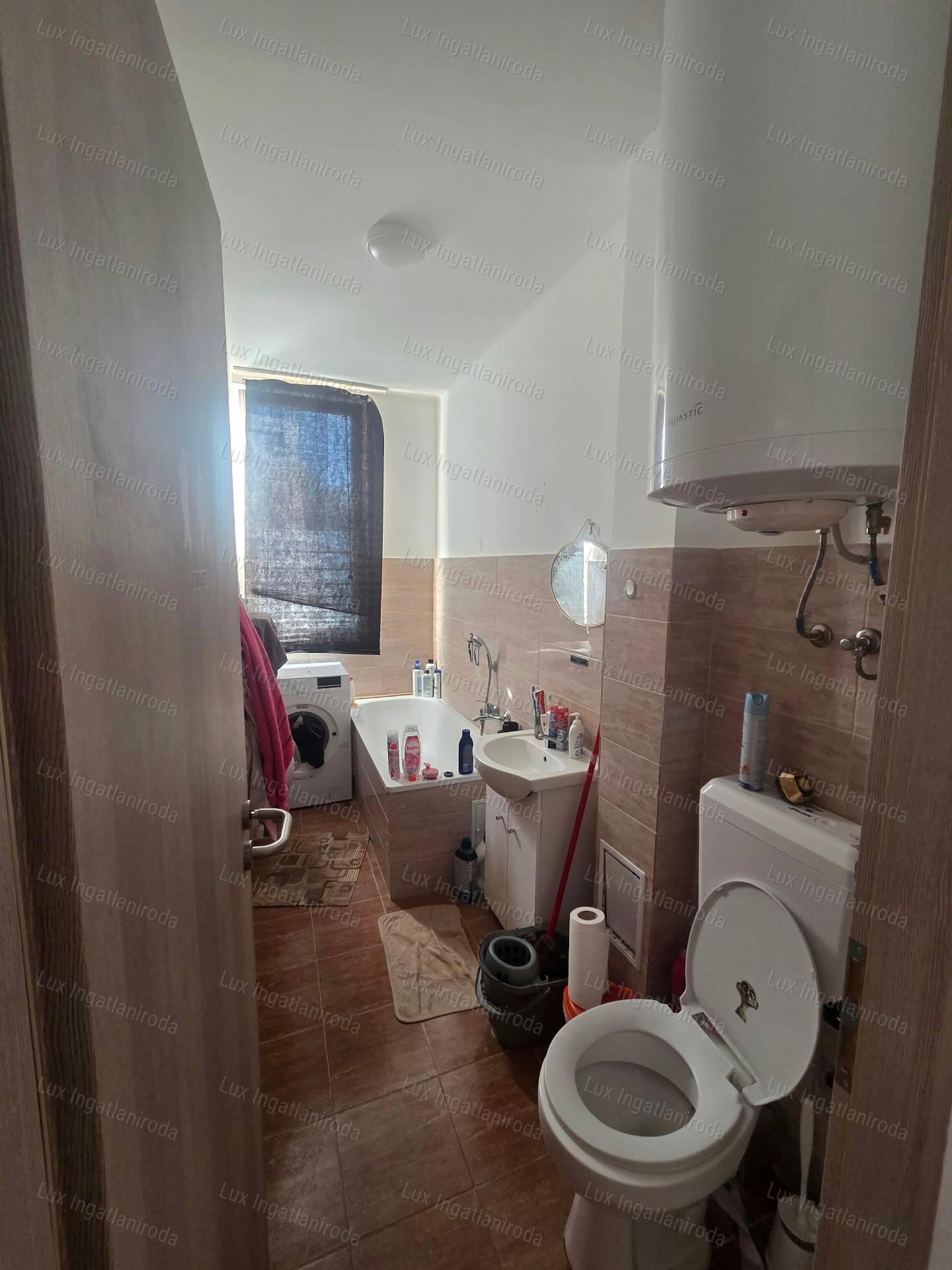 ELADÓ FELÚJÍTOTT LAKÁS OROSZLÁNY KÖZPONTJÁBAN!