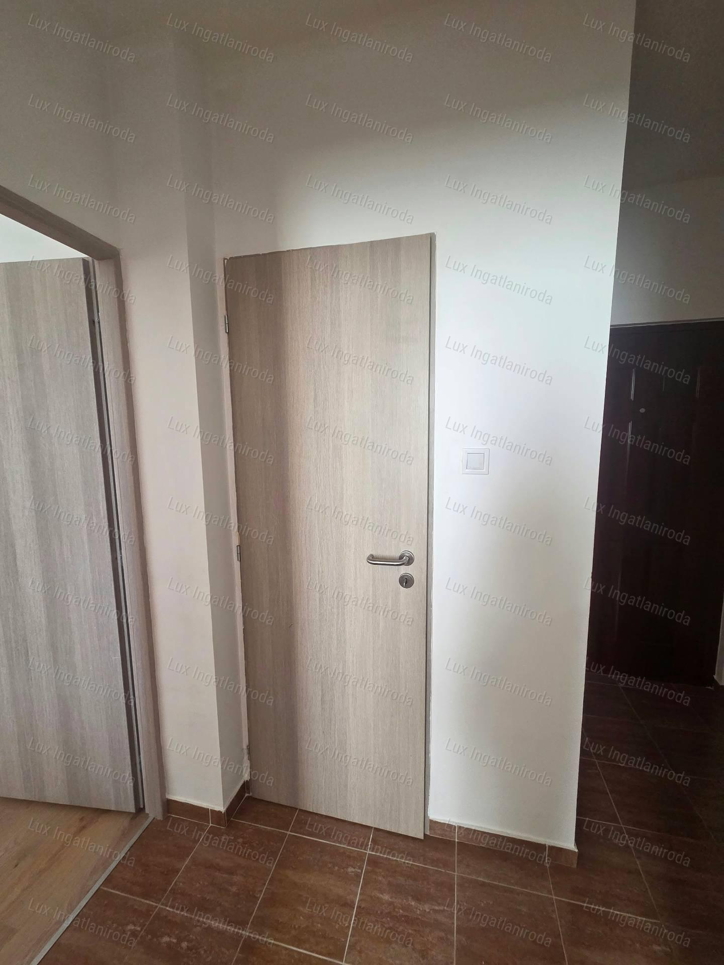 ELADÓ FELÚJÍTOTT LAKÁS OROSZLÁNY KÖZPONTJÁBAN!