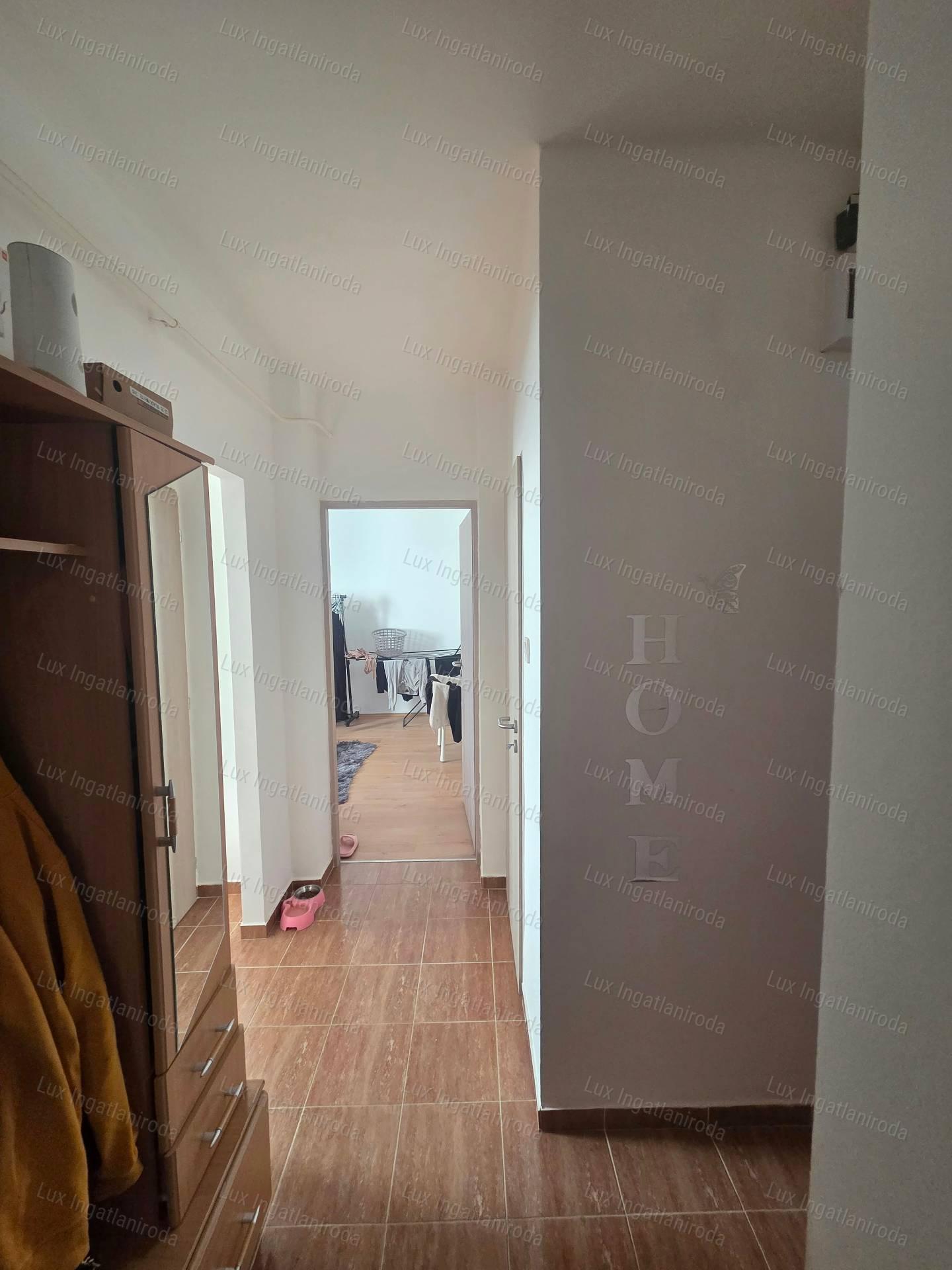 ELADÓ FELÚJÍTOTT LAKÁS OROSZLÁNY KÖZPONTJÁBAN!