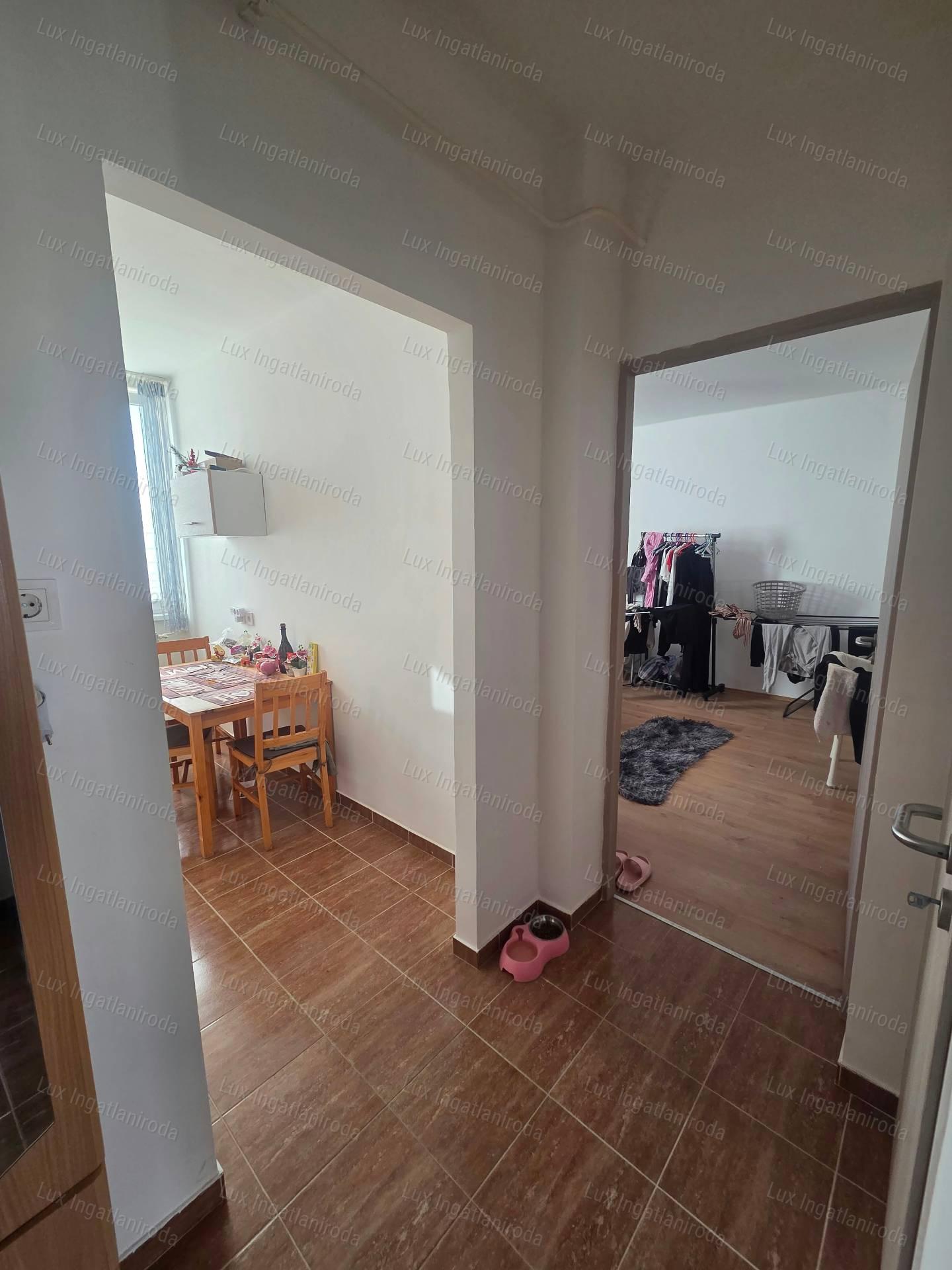 ELADÓ FELÚJÍTOTT LAKÁS OROSZLÁNY KÖZPONTJÁBAN!
