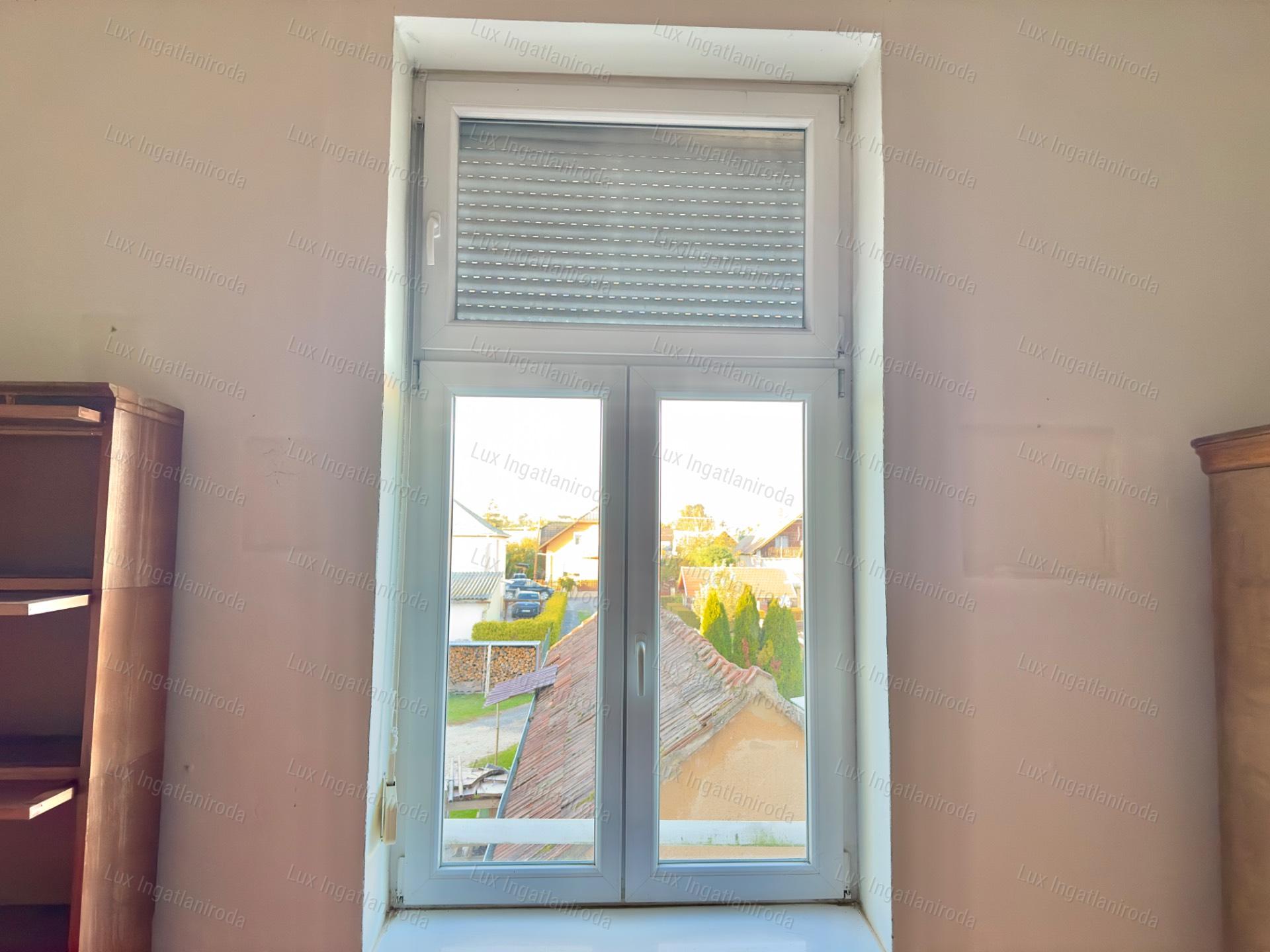 ELADÓ TÁGAS, VILÁGOS TÉGLALAKÁS KIVÁLÓ ELHELYEZKEDÉSSEL!