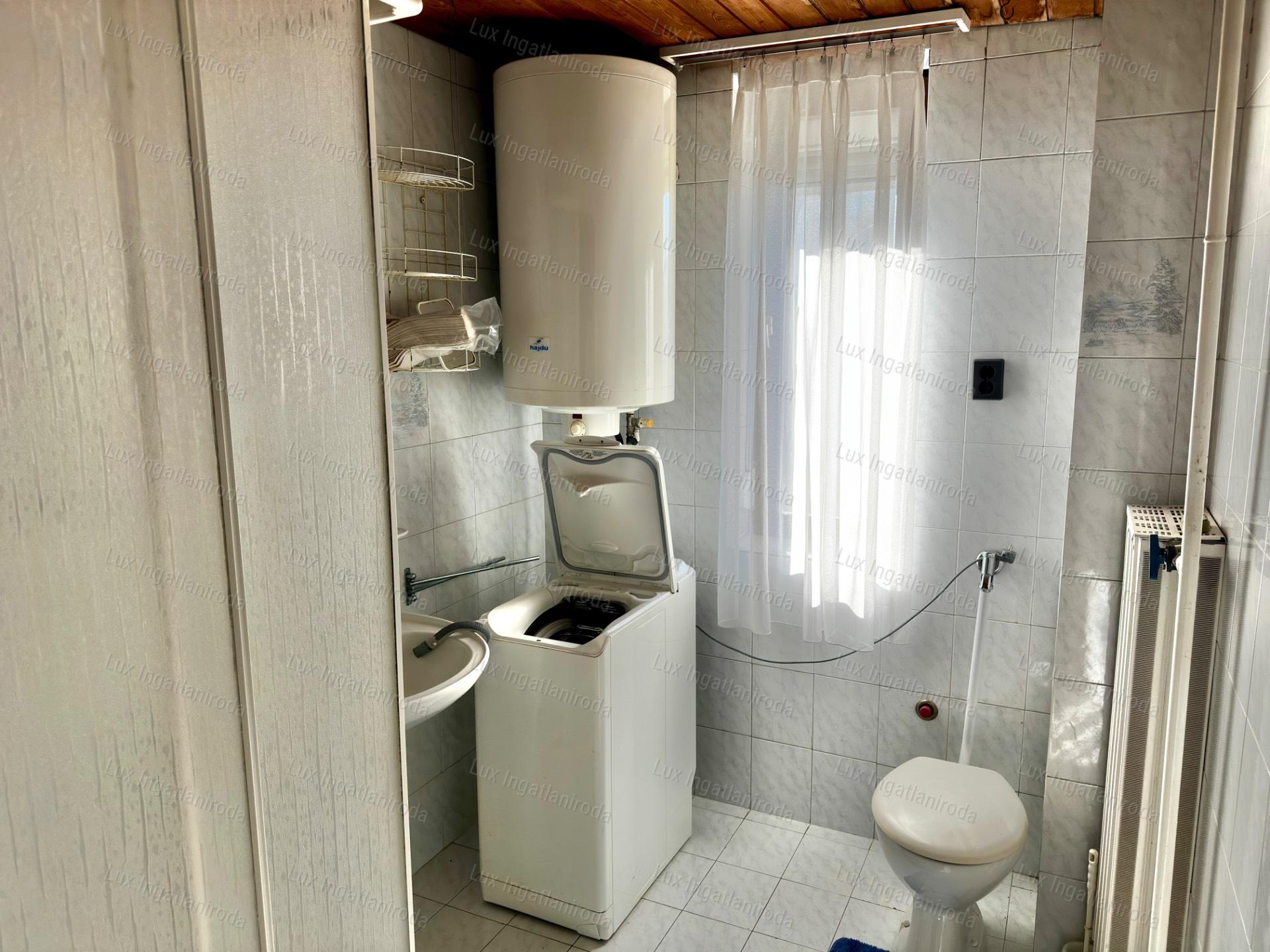 ELADÓ TÖBBGENERÁCIÓS CSALÁDI HÁZ KÜLÖNÁLLÓ APARTMANNAL