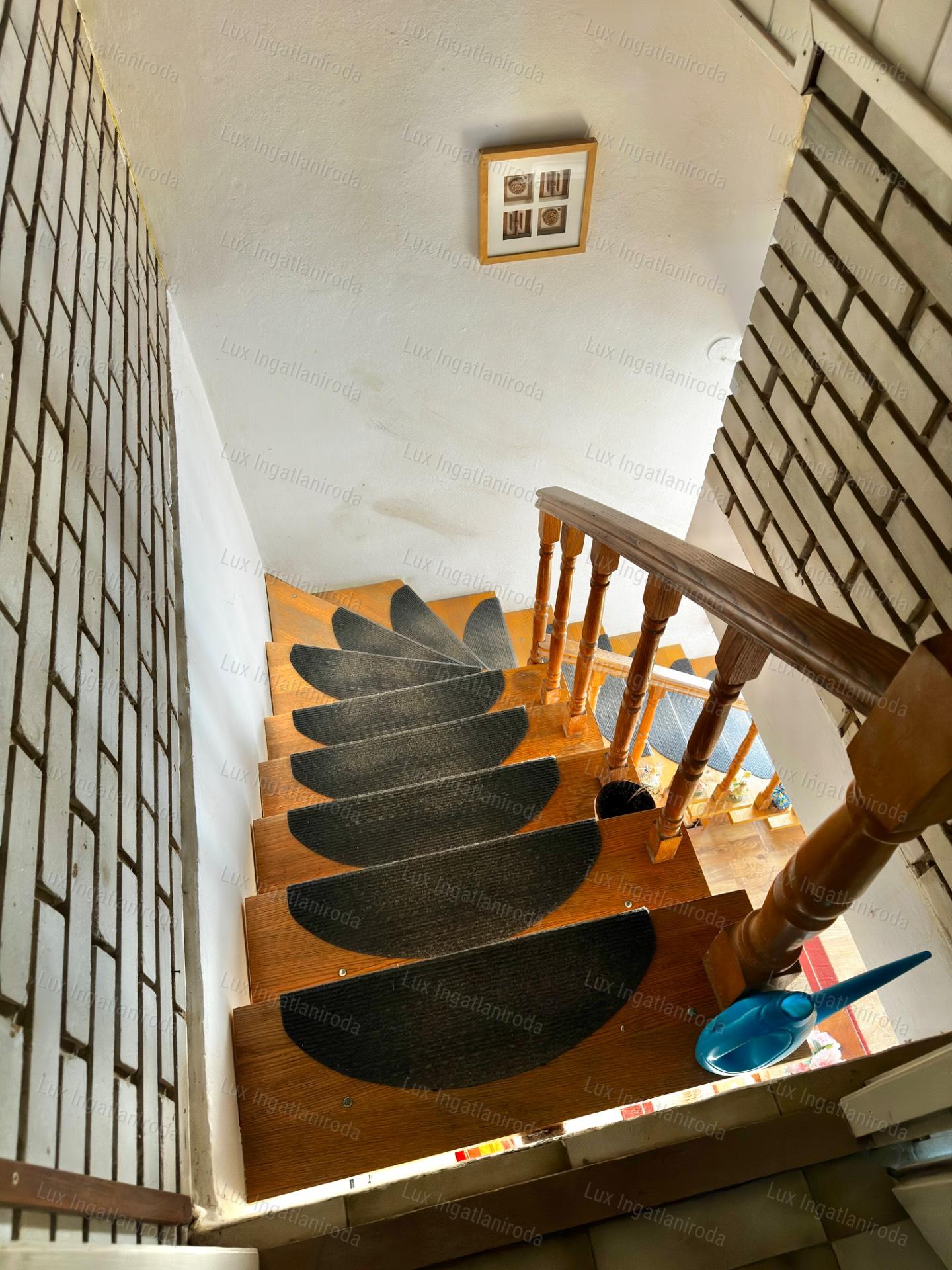ELADÓ TÖBBGENERÁCIÓS CSALÁDI HÁZ KÜLÖNÁLLÓ APARTMANNAL