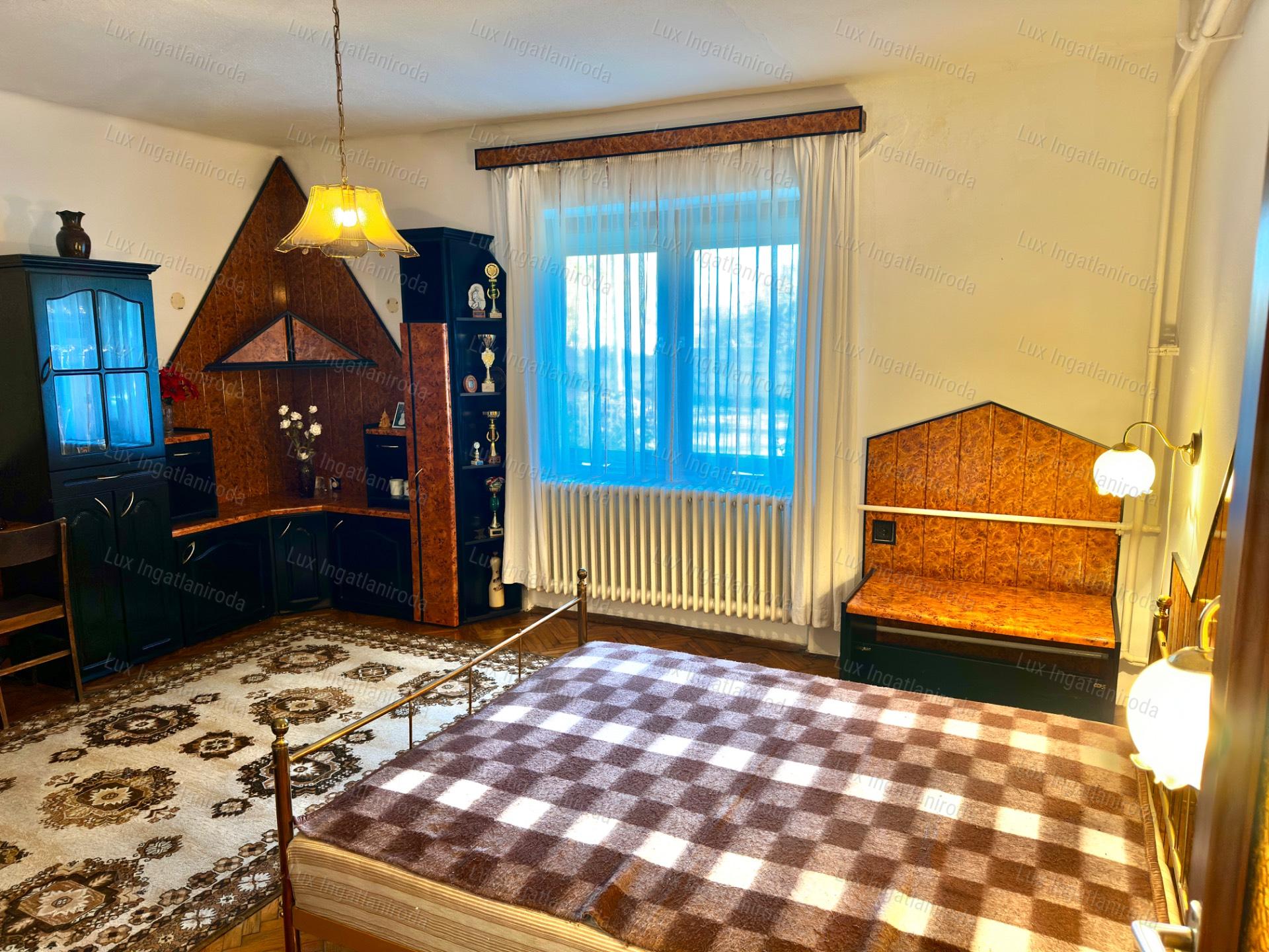 ELADÓ TÖBBGENERÁCIÓS CSALÁDI HÁZ KÜLÖNÁLLÓ APARTMANNAL