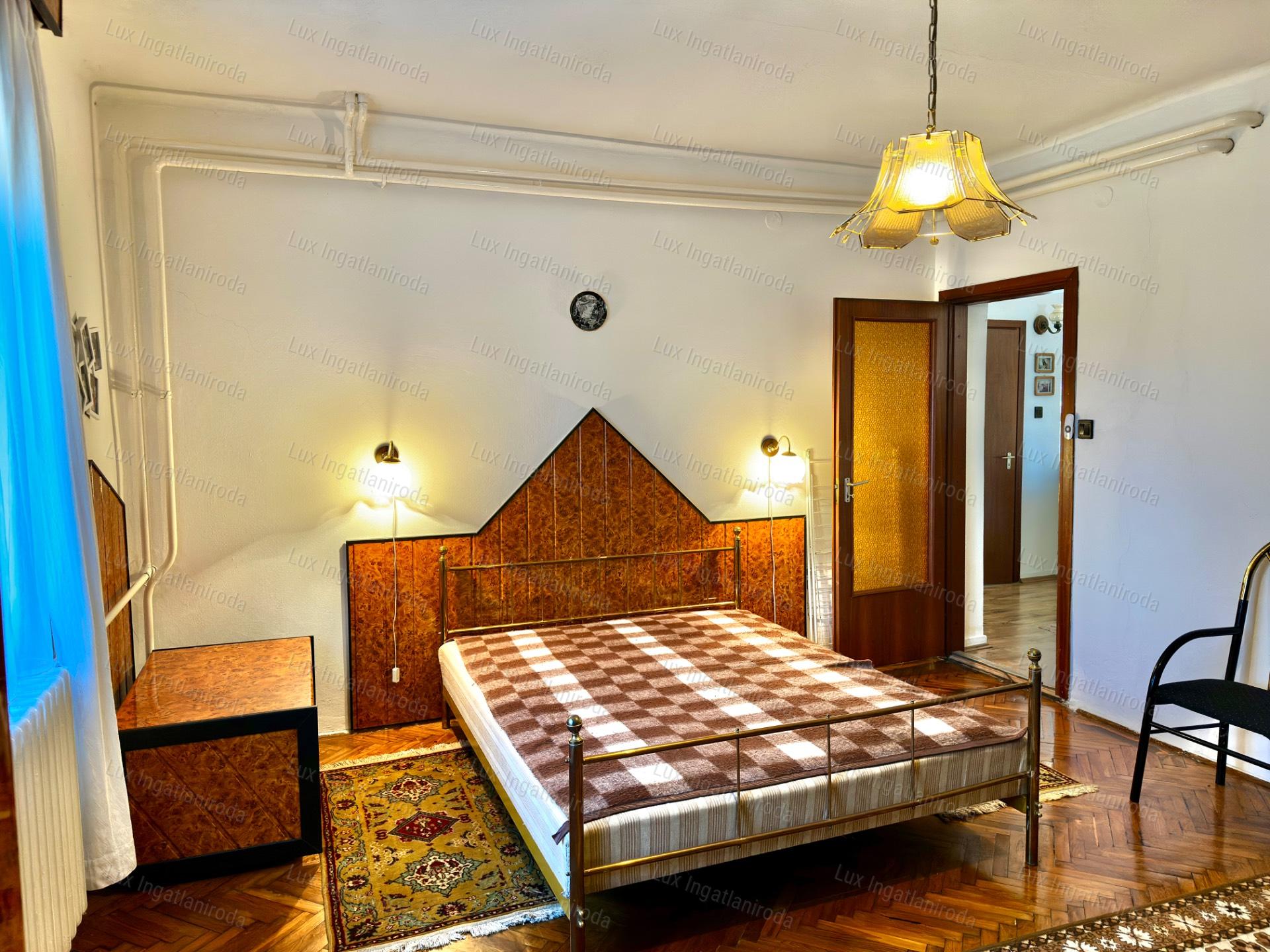 ELADÓ TÖBBGENERÁCIÓS CSALÁDI HÁZ KÜLÖNÁLLÓ APARTMANNAL