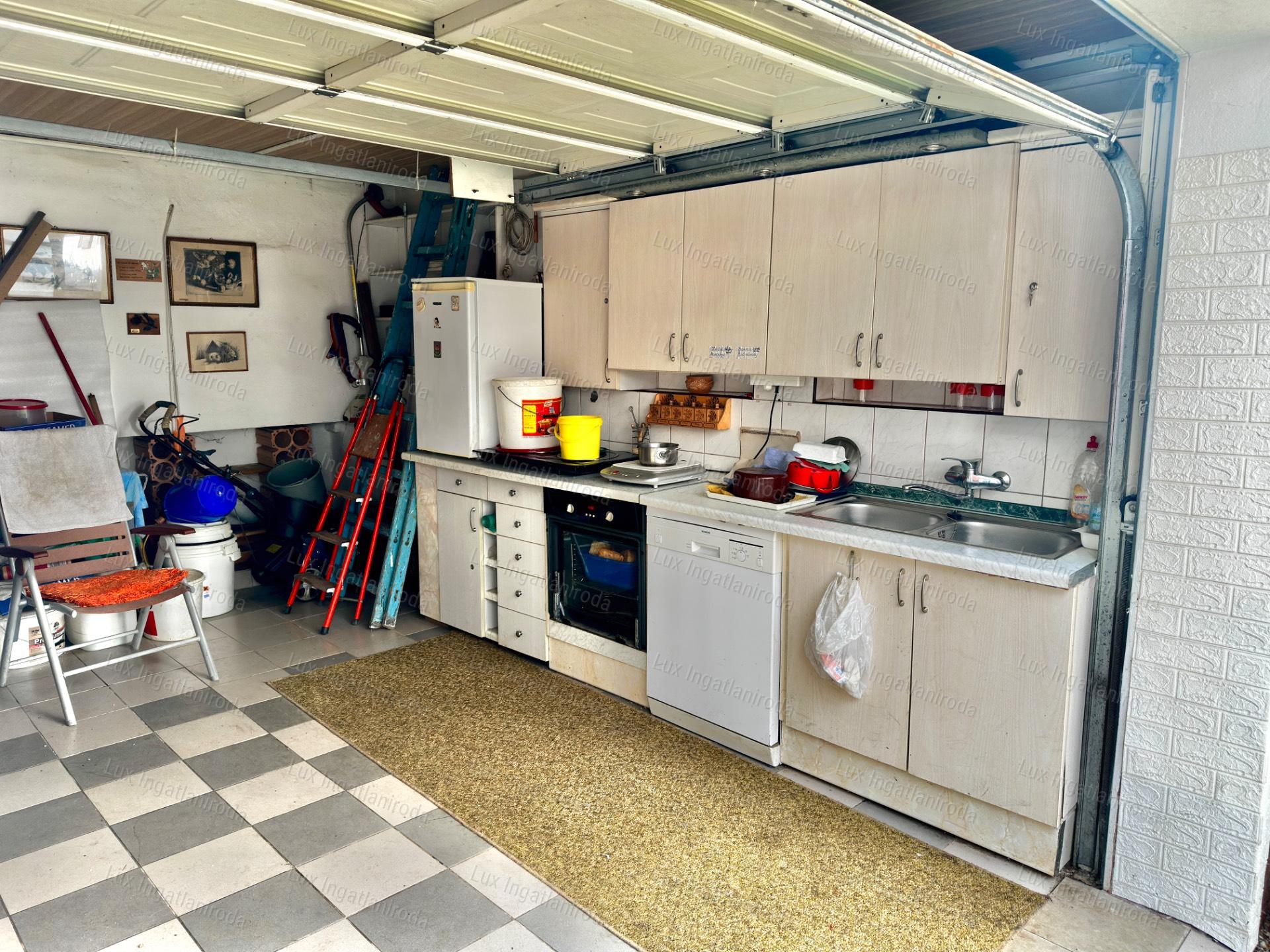 ELADÓ TÖBBGENERÁCIÓS CSALÁDI HÁZ KÜLÖNÁLLÓ APARTMANNAL