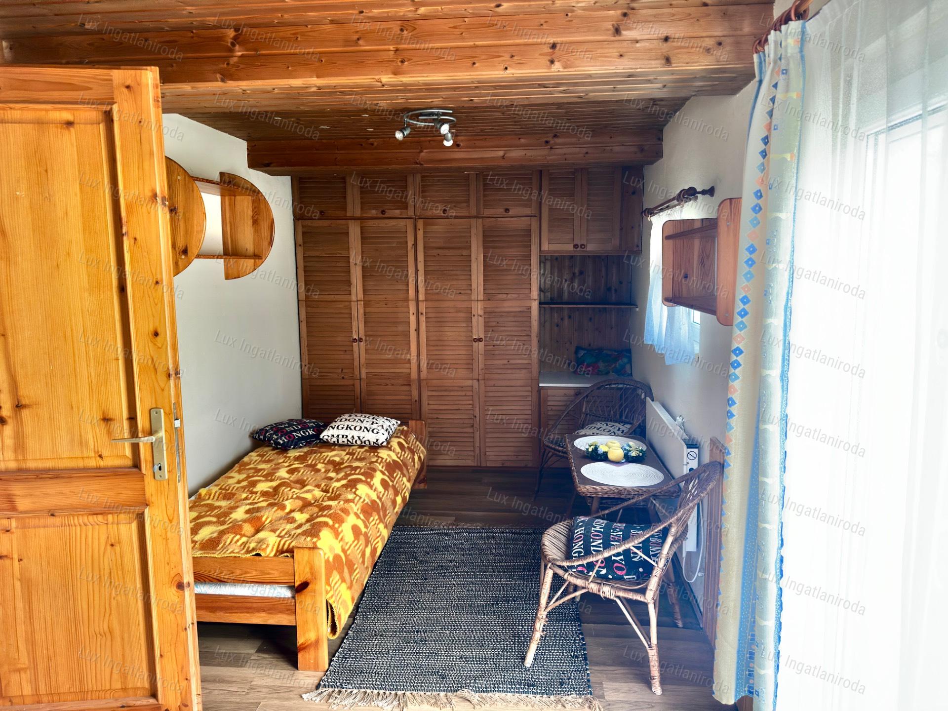 ELADÓ TÖBBGENERÁCIÓS CSALÁDI HÁZ KÜLÖNÁLLÓ APARTMANNAL