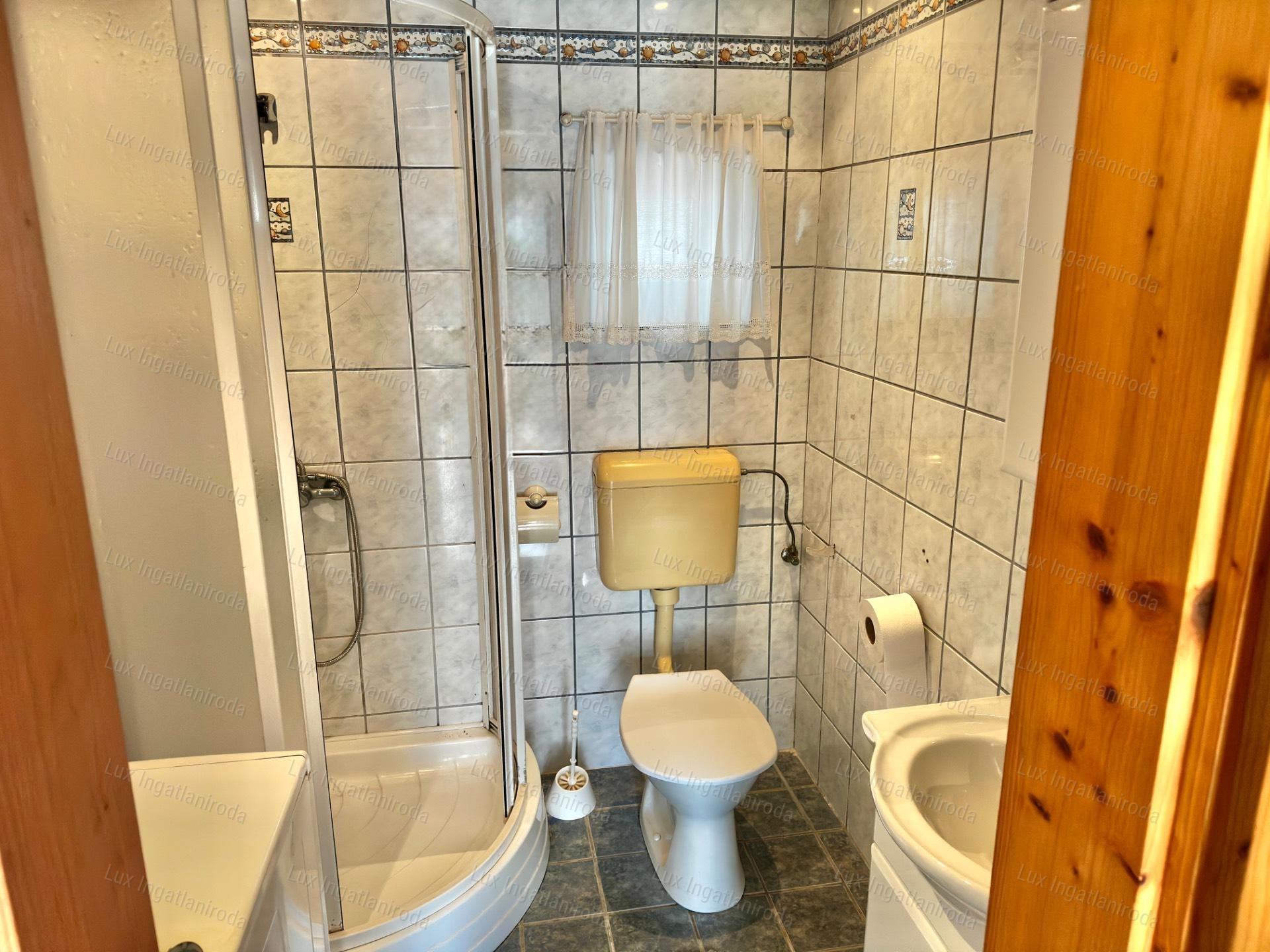ELADÓ TÖBBGENERÁCIÓS CSALÁDI HÁZ KÜLÖNÁLLÓ APARTMANNAL