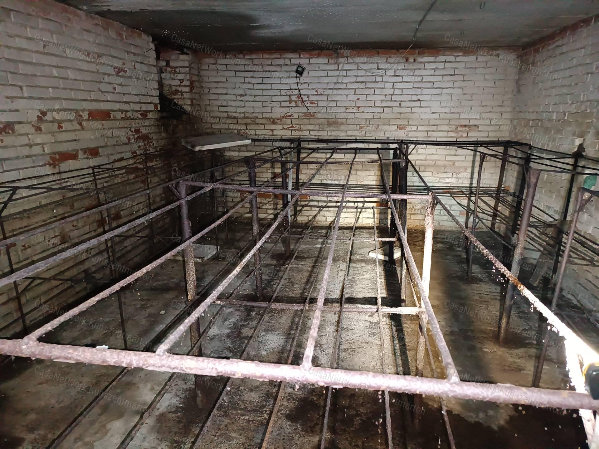 Kunszentmártonban eladó építési telek 350m2-es pincével