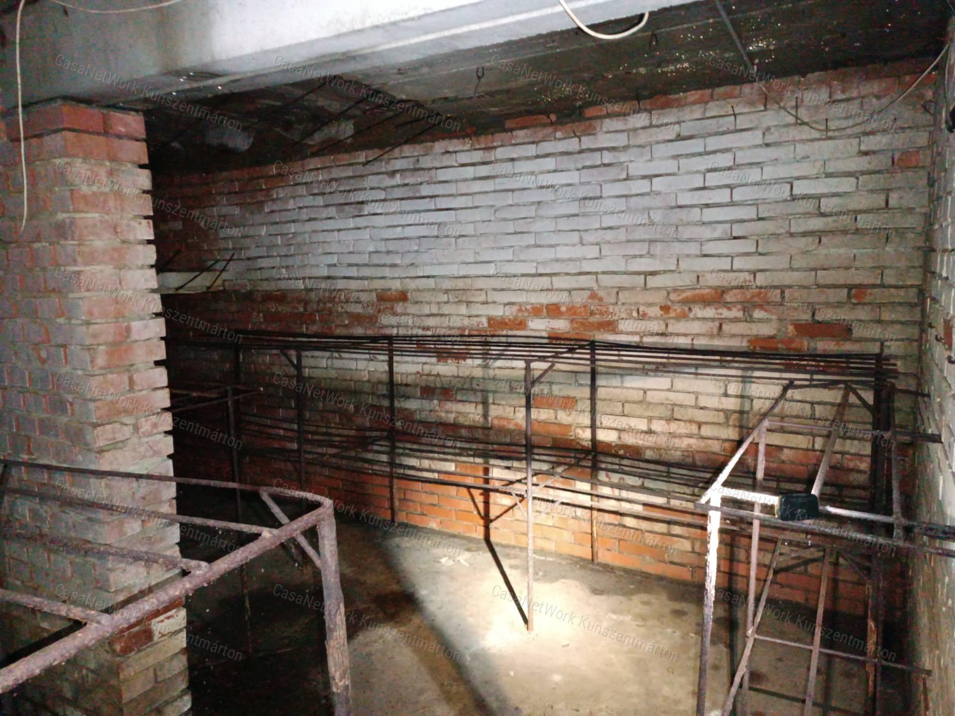 Kunszentmártonban eladó építési telek 350m2-es pincével