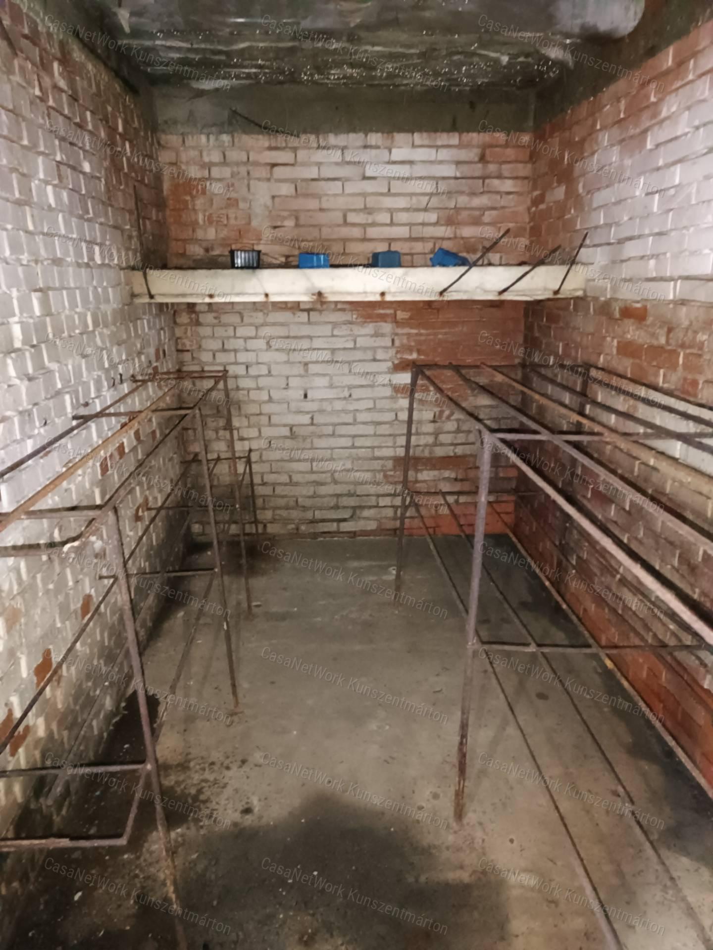 Kunszentmártonban eladó építési telek 350m2-es pincével