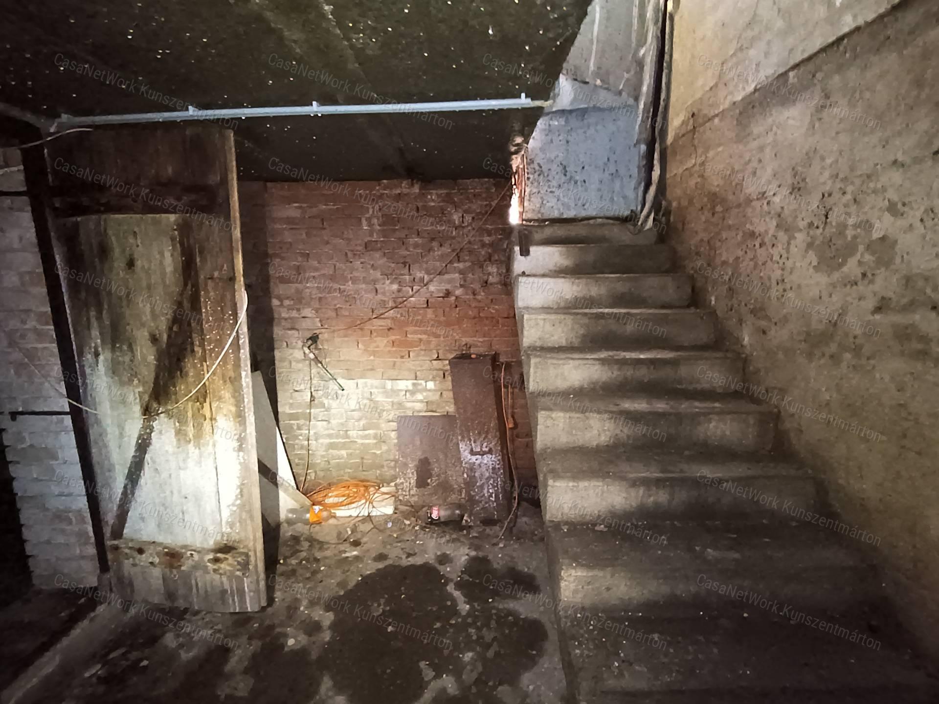 Kunszentmártonban eladó építési telek 350m2-es pincével